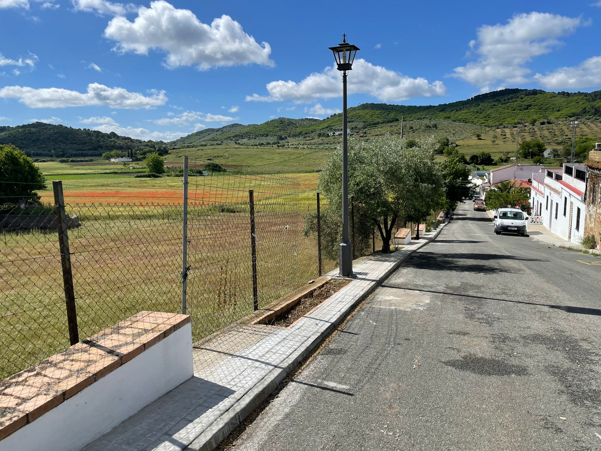 Finaliza la actuación de adecentamiento en Calle Barriada del Moro.