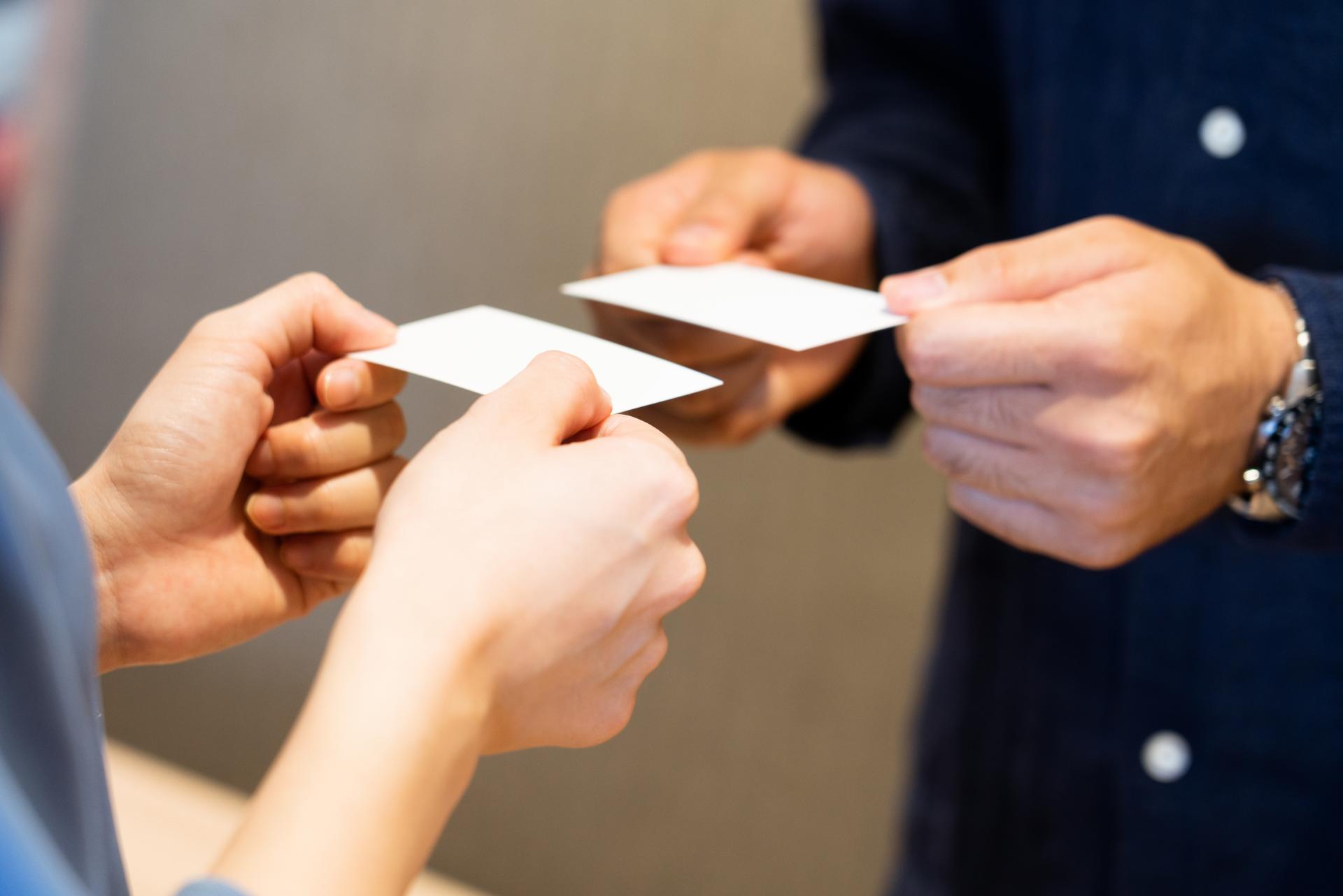 ¿Cómo renovar la tarjeta comunitaria en Barcelona?, con el asesoramiento de Ramírez & Asociados