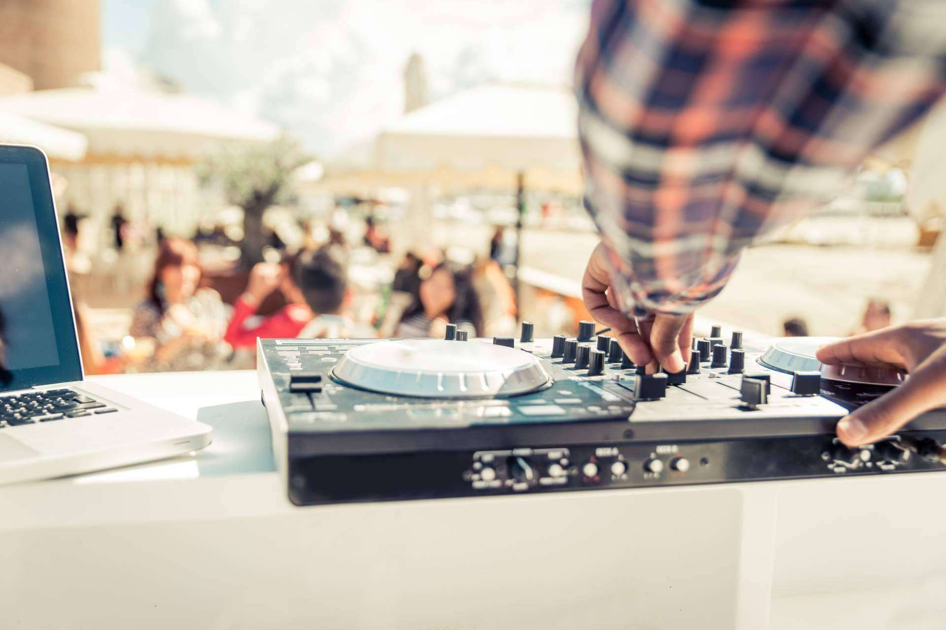 Escoger las canciones perfectas para una fiesta con el DJ del momento: Iñaki Musik