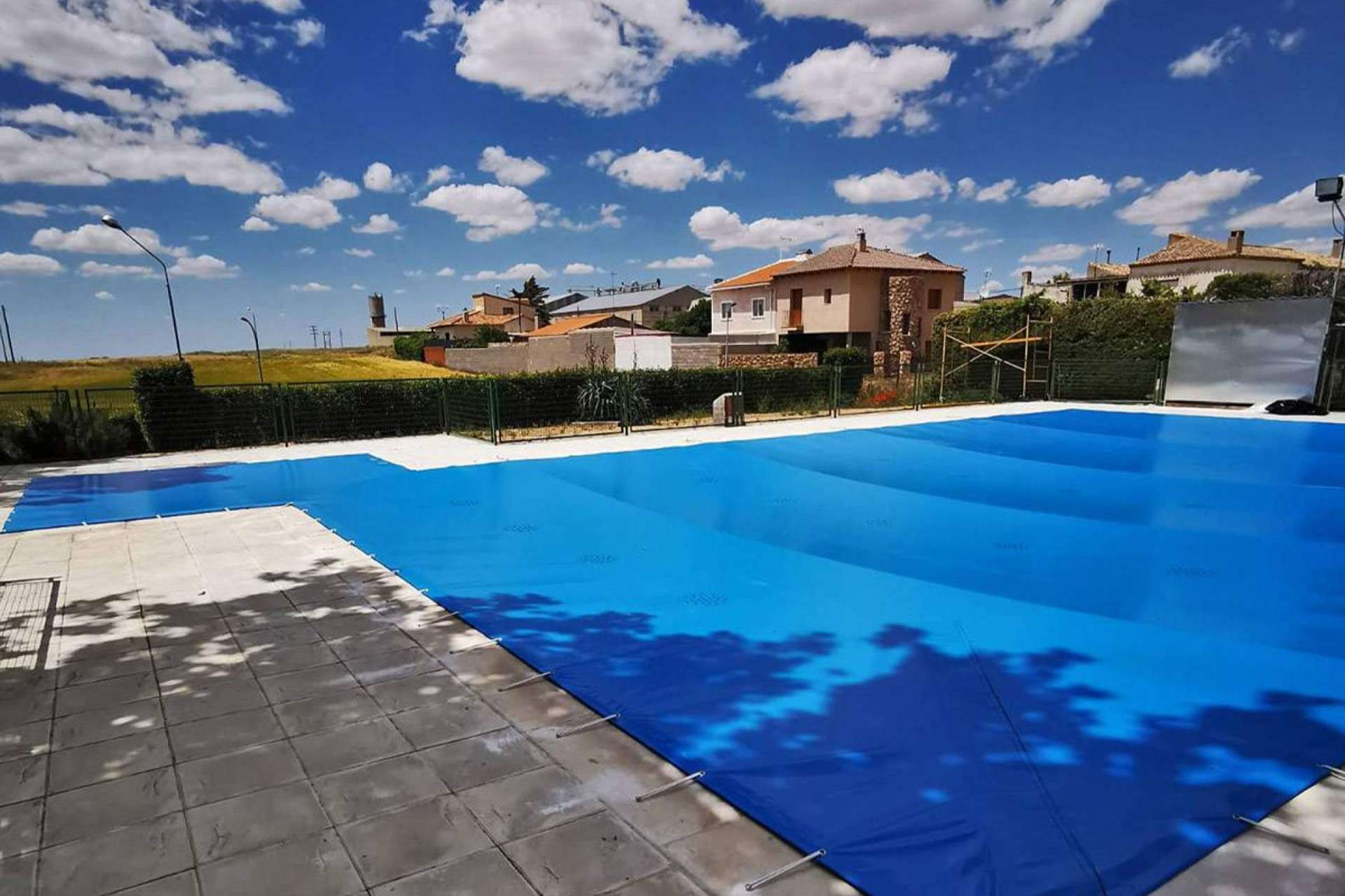 Toldos Picasso dispone de cobertores de piscina para invierno que permiten mantener intacta el agua
