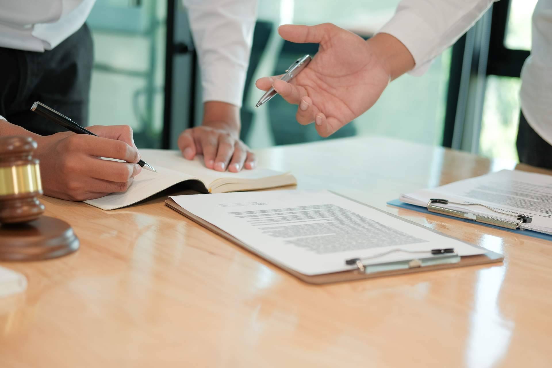 En Royal Mediter Group cuentan con la mejor asesoría jurídica en Valencia y Sevilla