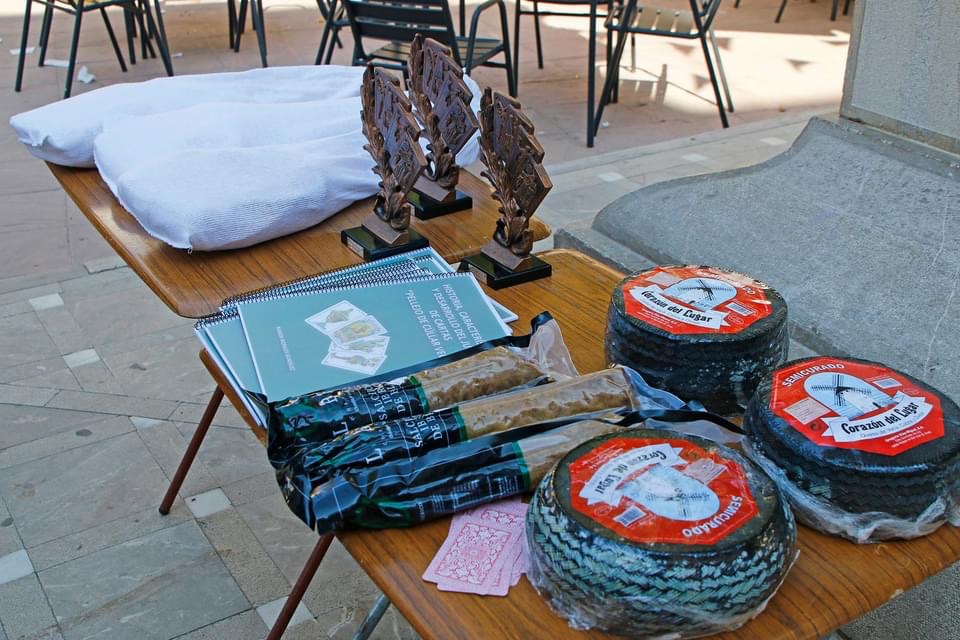 Cúllar Vega entrega los premios del torneo de ‘Pellejo’, un popular juego de cartas que solo se practica en este municipio