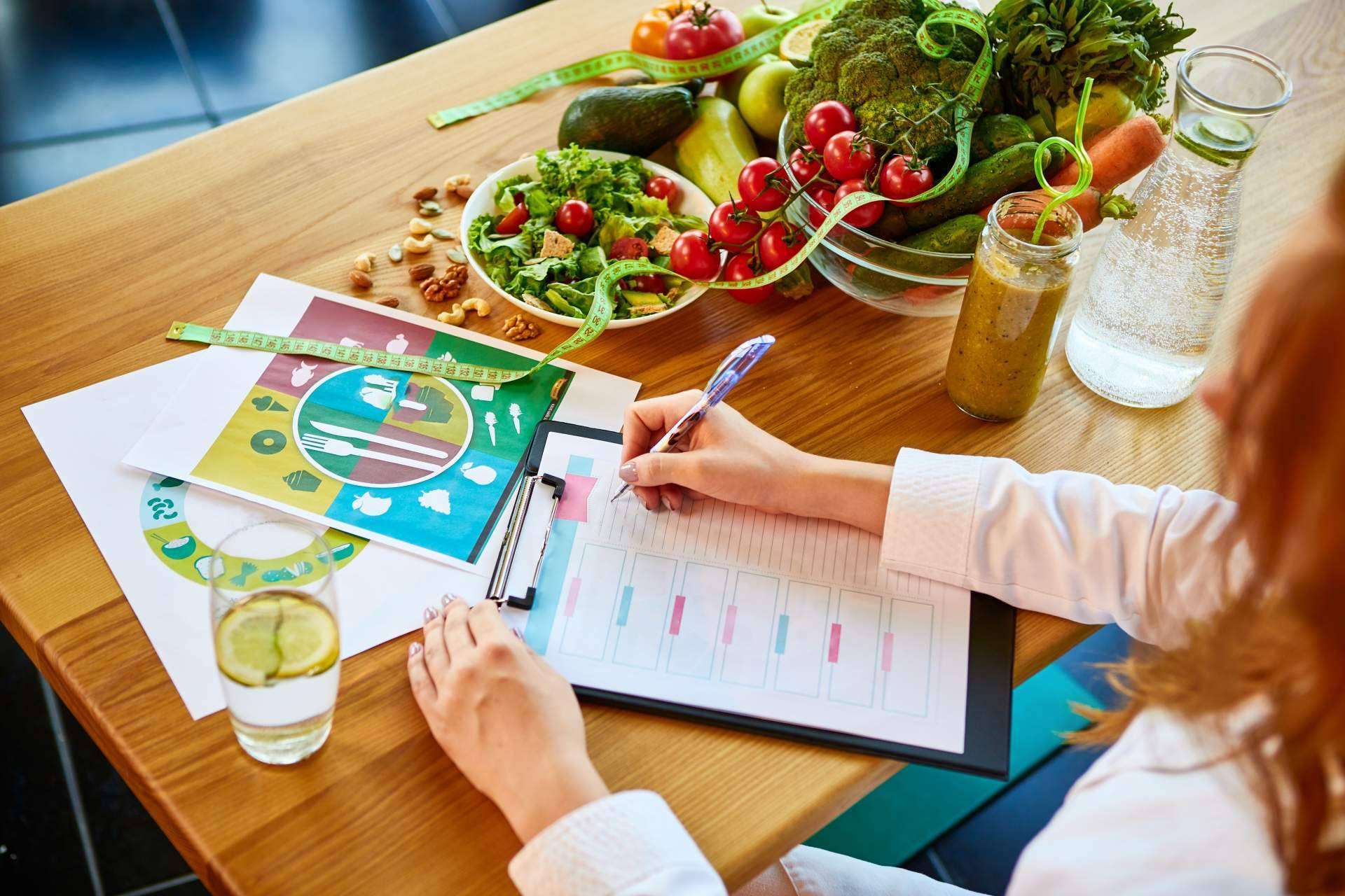 ¿Cuáles son las ventajas de confiar en dietistas y nutricionistas para dietas sin fármacos ni complementos? Tu Dietista