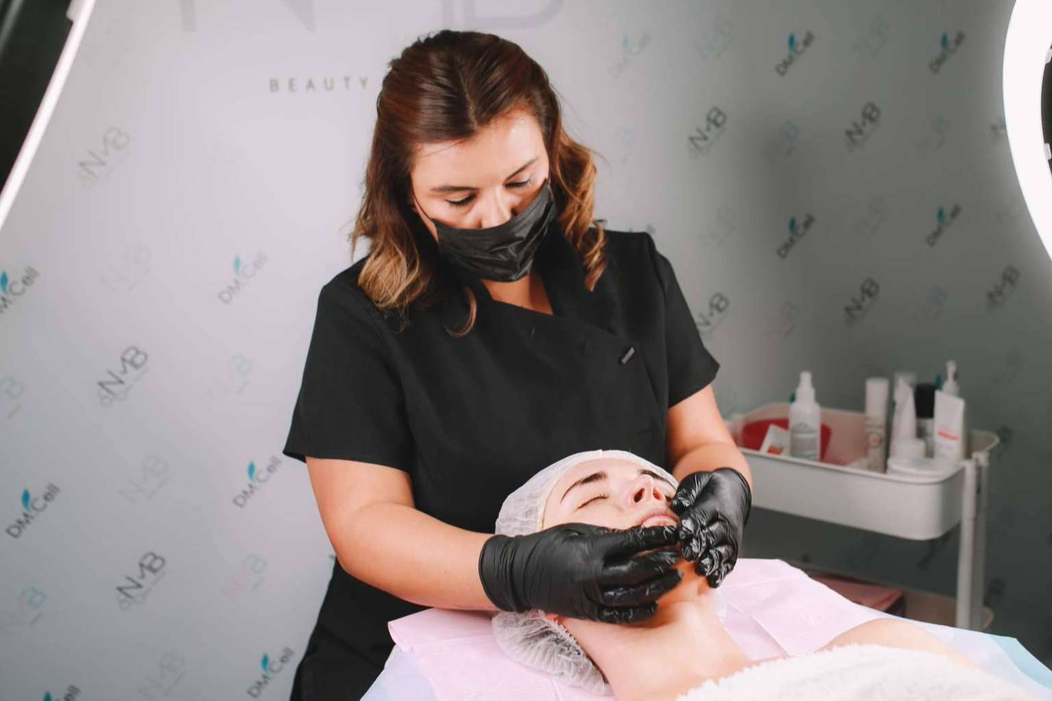 La propietaria de NMBeauty Academy, Natalia Muñiz, imparte cursos de formación en limpieza profunda hydra & oxigenoterapia