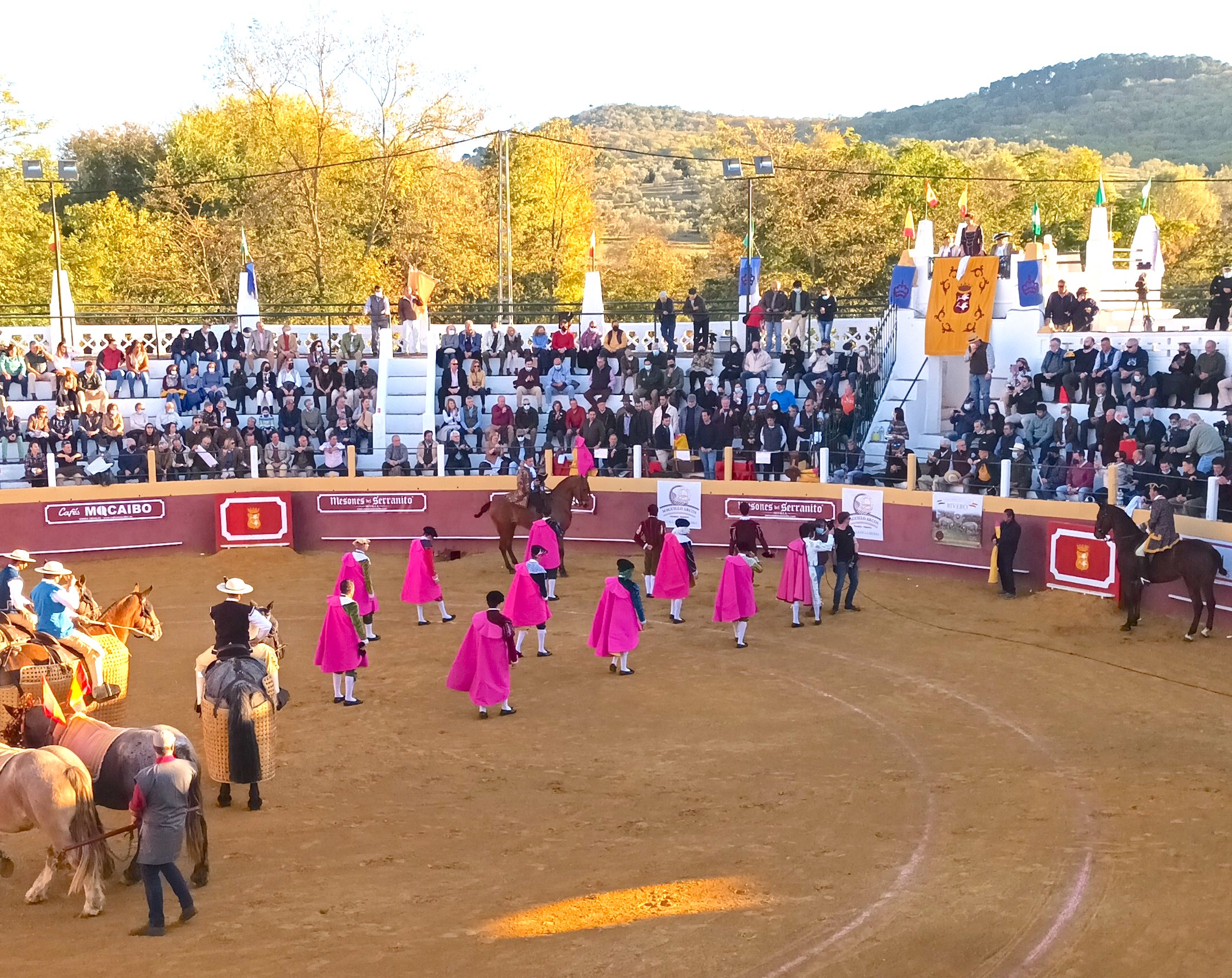 La corrida de toros de Cazalla de la Sierra, un éxito taurino que genera gran afluencia de visitantes en nuestro pueblo. – Cazalla de la Sierra