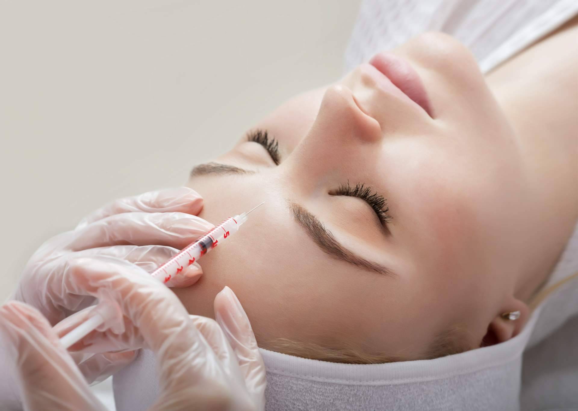 La Clínica de Medicina Estética Sánchez Peral en Castellón lleva a cabo diseño de cejas con bótox