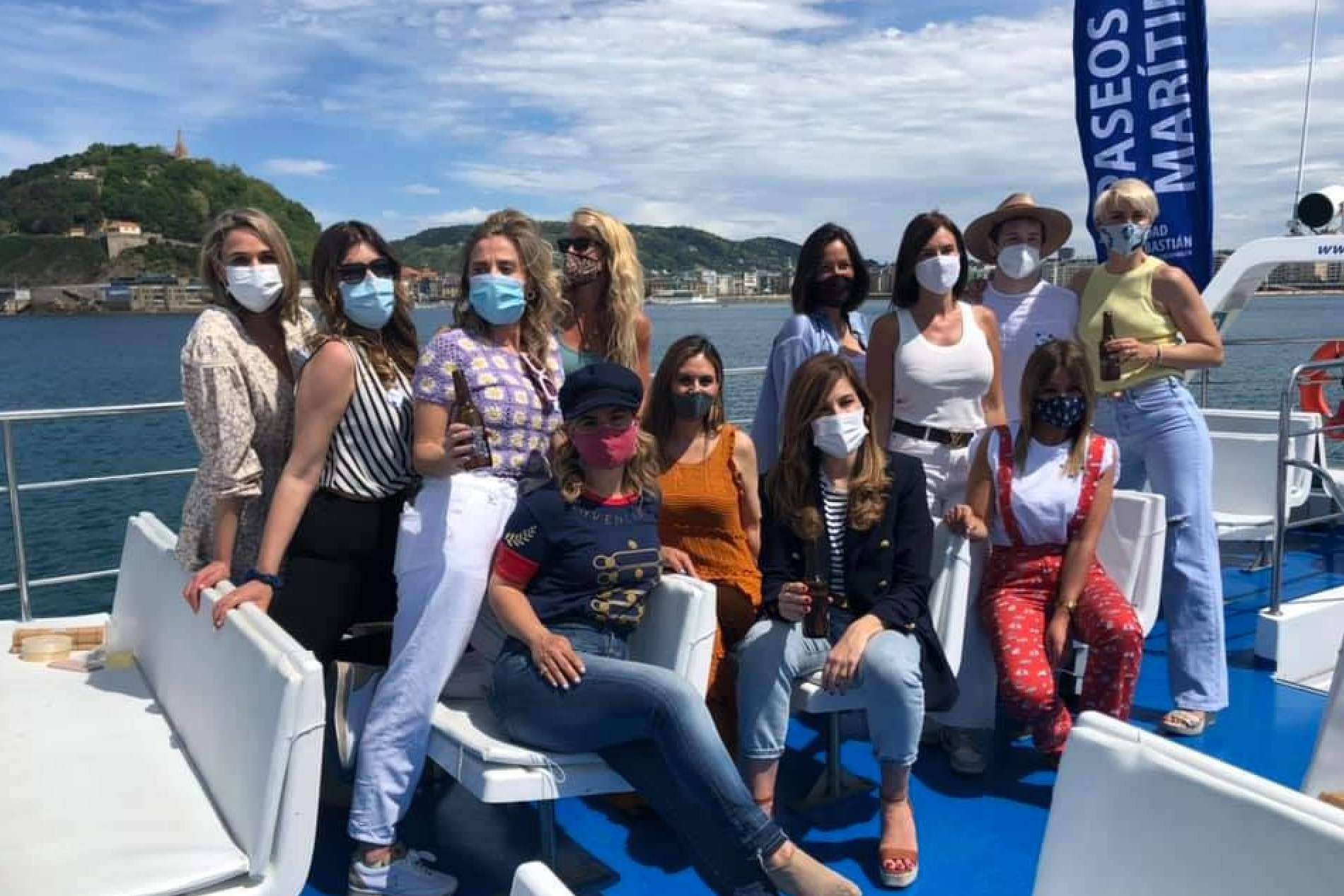 Eventos de empresa a bordo del catamarán Ciudad San Sebastián