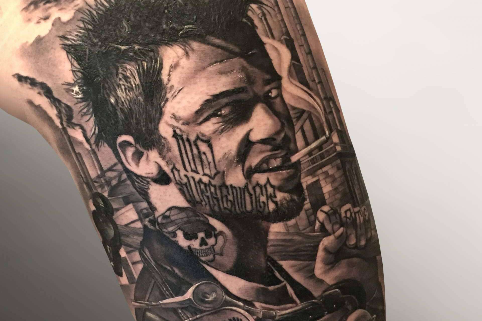 Carlos Fabra, el propietario y artista principal de CosaFina Tattoo