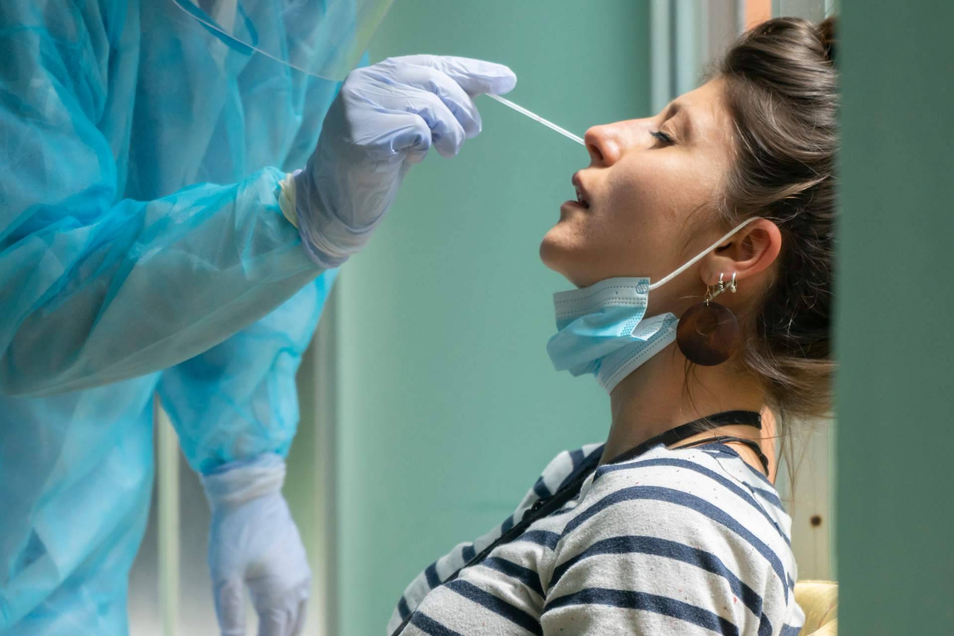 ¿Por qué es importante realizarse un test COVID a pesar de tener la pauta de vacunación completa, según Centro Médico Bravo
