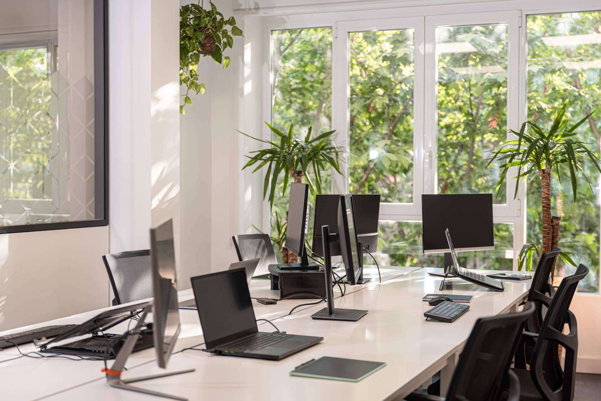 Una buena opción ante el cierre de oficinas son las salas de reuniones equipadas en Madrid de OXYGEN Workspace