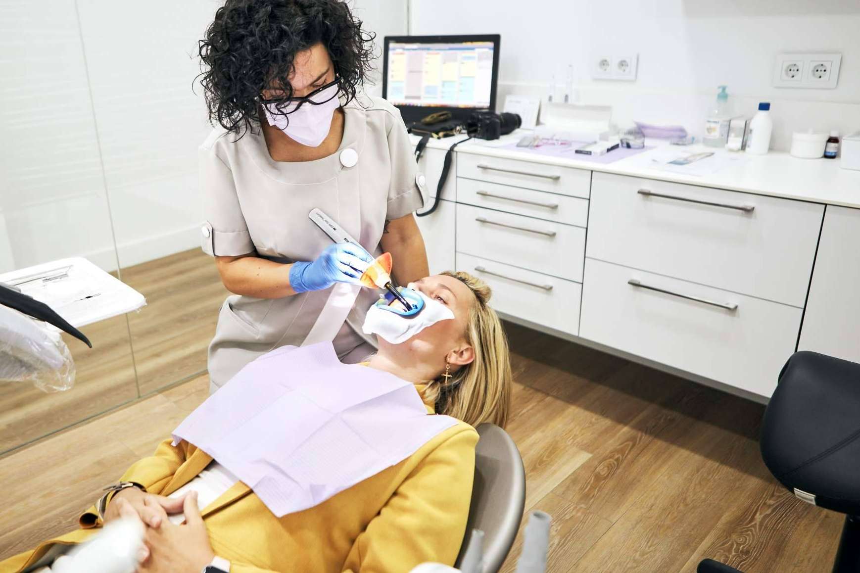 Descubriendo el blanqueamiento dental 8 tonos más blancos en 45 minutos