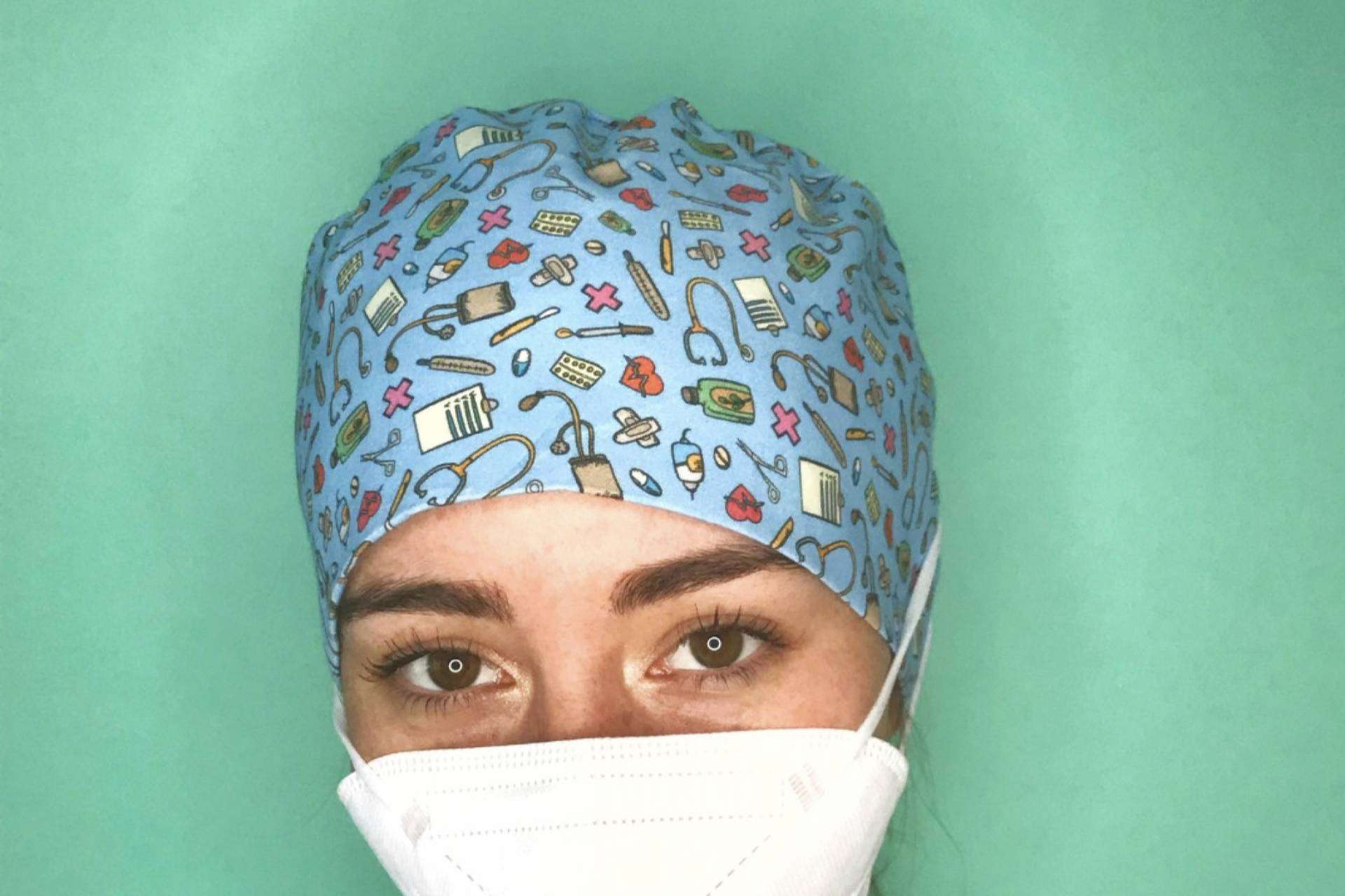 Sujeción de la mascarilla para gorritos sanitarios, la ayuda que Cuidamos brinda al personal sanitario