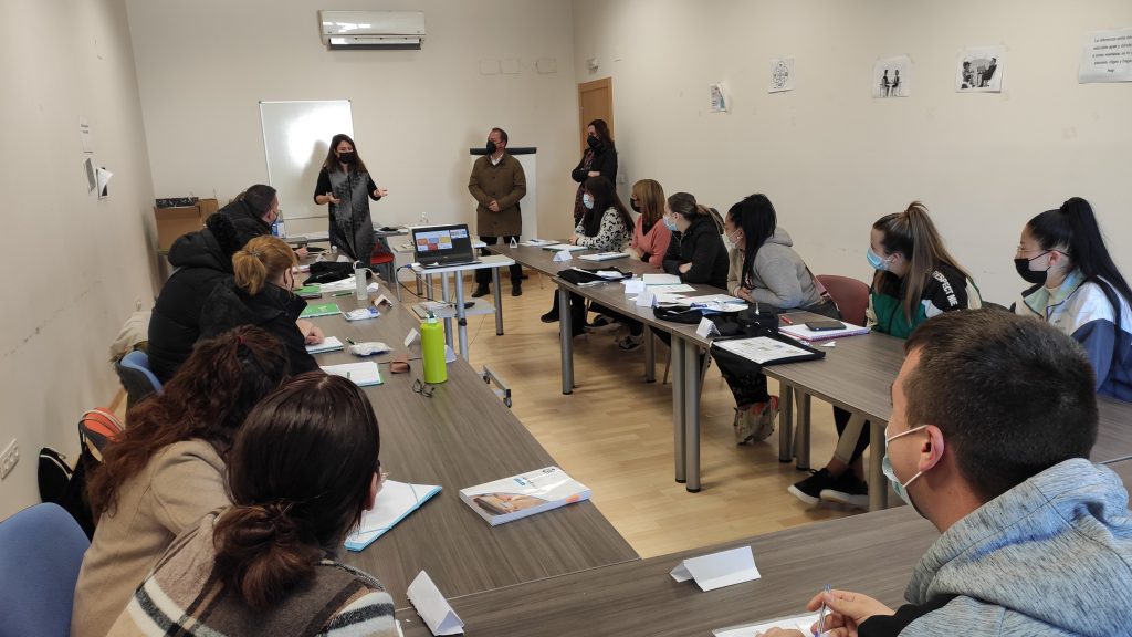 17 PERSONAS EN SITUACIÓN DE DESEMPLEO PARTICIPAN EN CÚLLAR VEGA EN EL ITINERARIO FORMATIVO CAJERO/A PARA MEJORAR SU EMPLEABILIDAD.