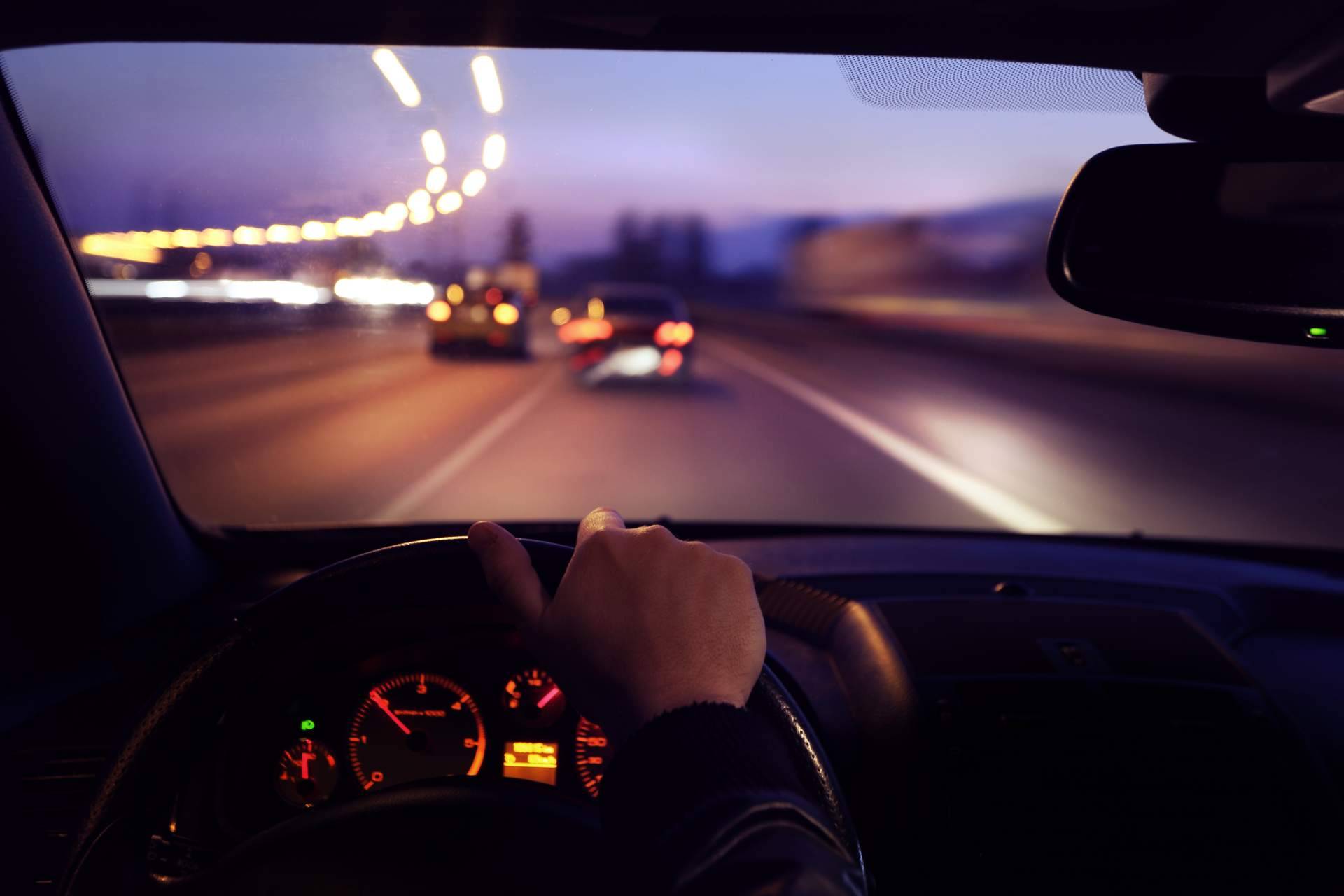 ¿Cuáles son los riesgos y beneficios de conducir de noche? Los consejos de SF Motor Premium