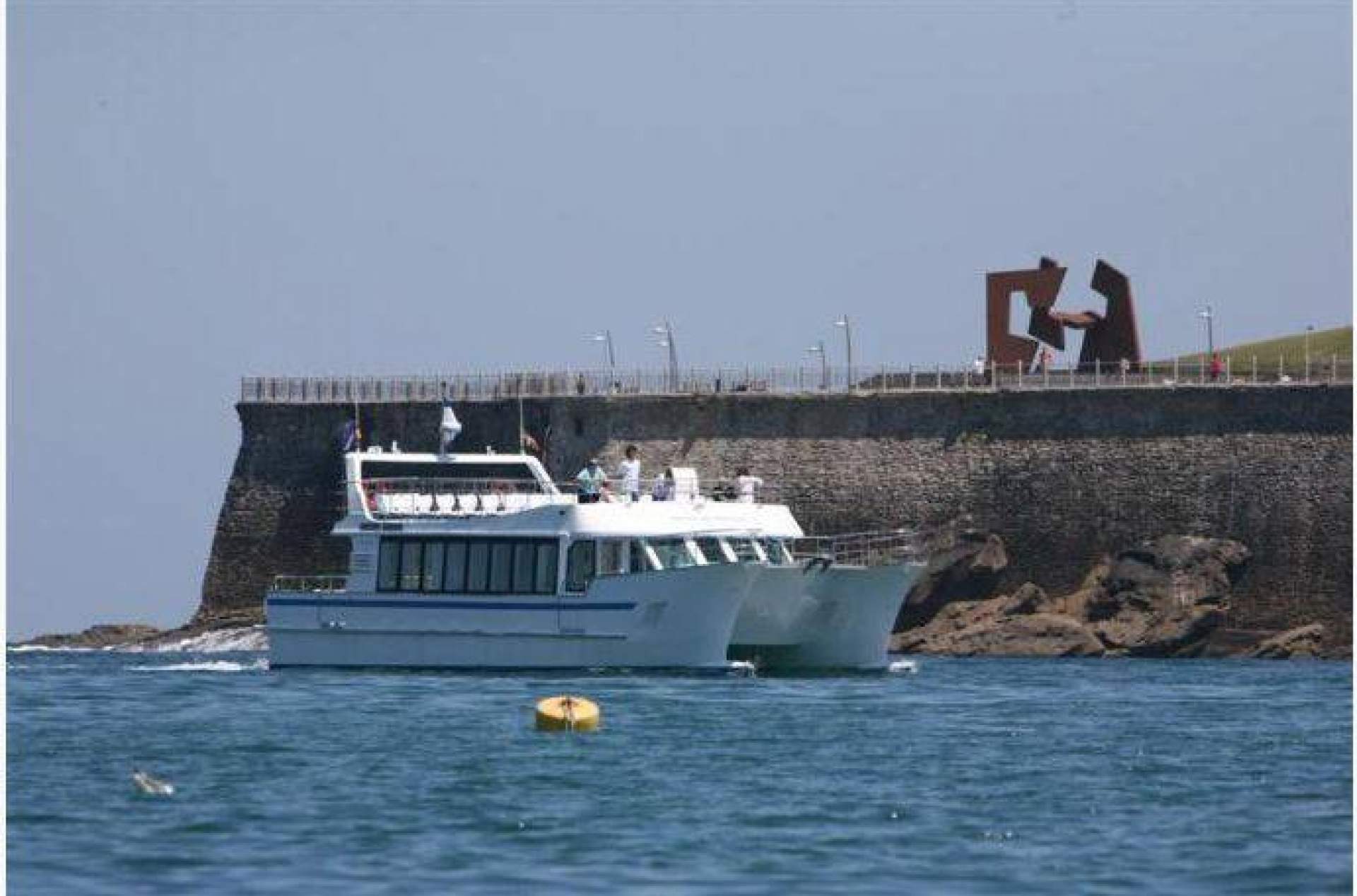 Un paseo en catamarán para conocer San Sebastián desde otro punto de vista