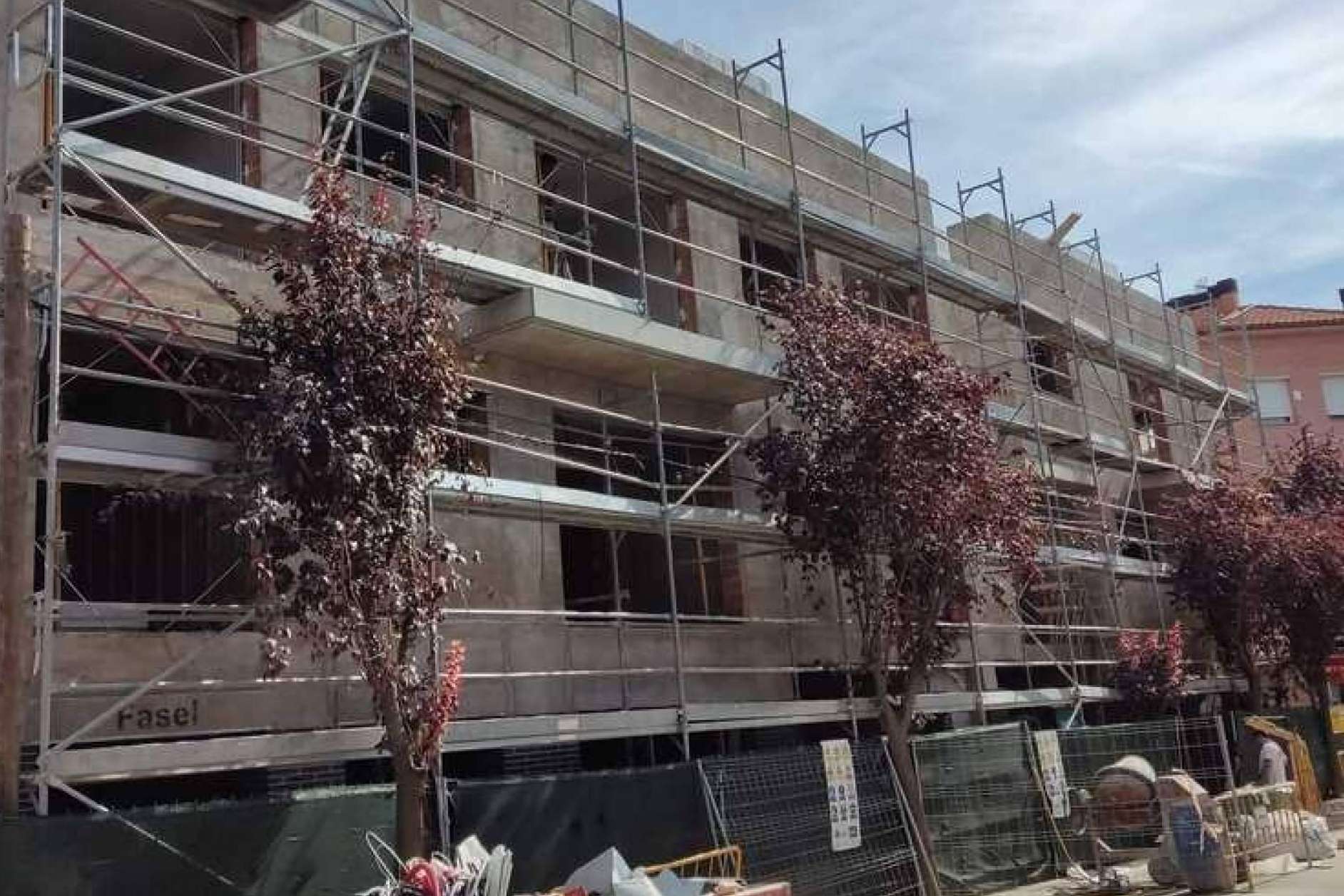 TusAndamiosBarcelona ofrece andamios para obras en comunidades de vecinos