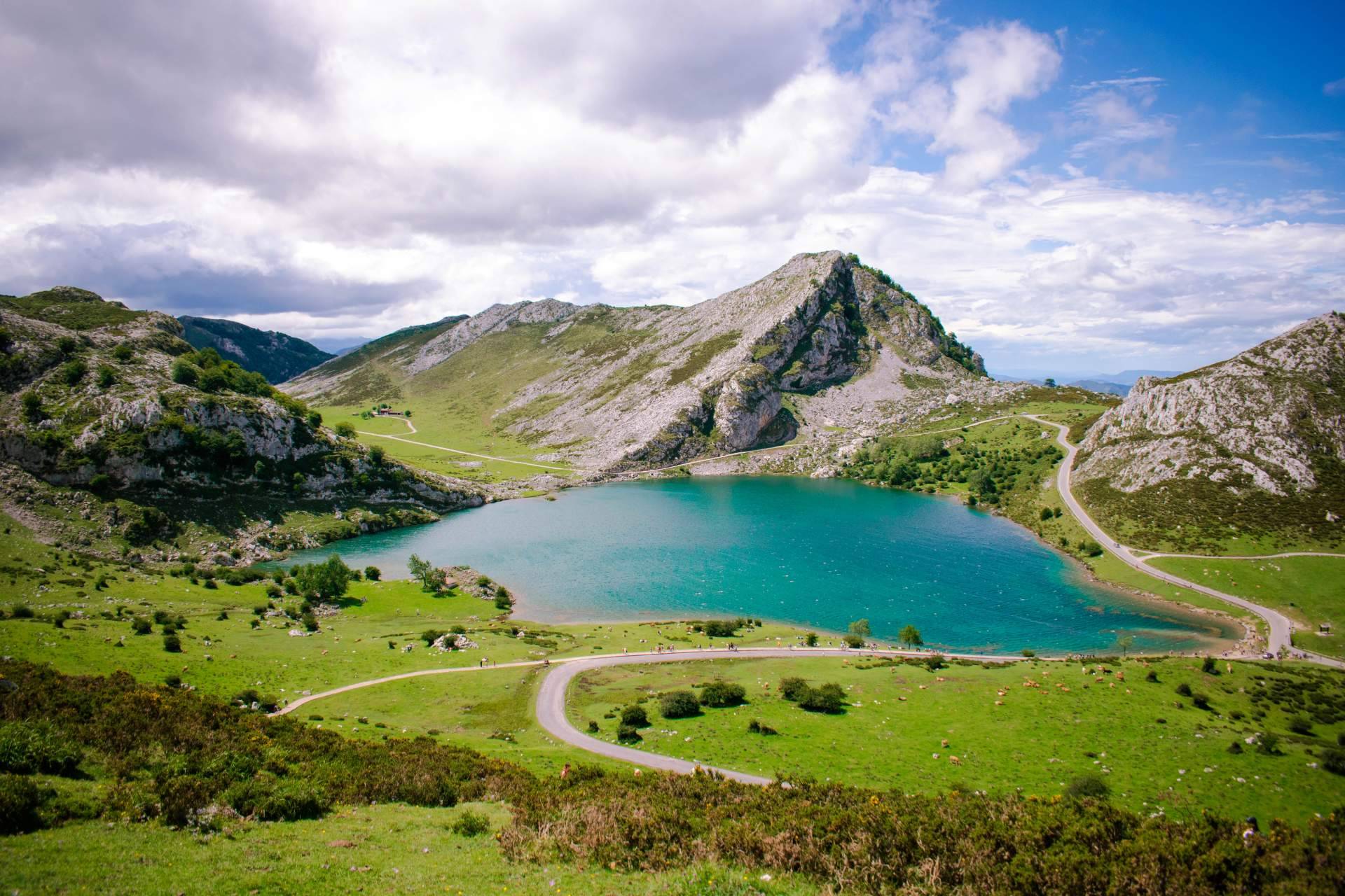 La compañía hazteUNBUS organiza excursiones a Covadonga y lagos de Covadonga