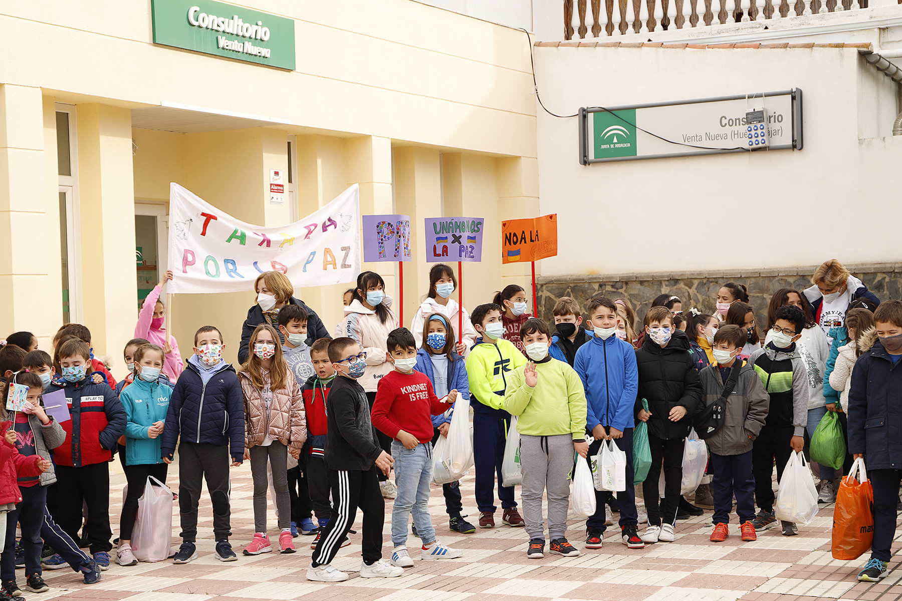 Escolares del colegio Taxara de Venta Nueva donan alimentos, medicinas y mantas para el pueblo ucraniano