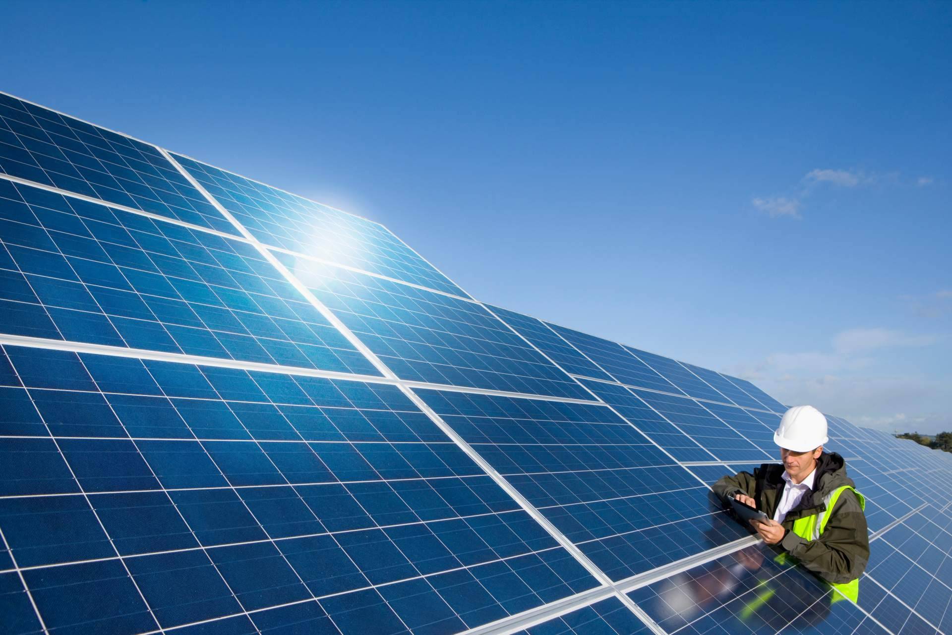 Usar placas solares y sus ventajas, según Placasolar.info