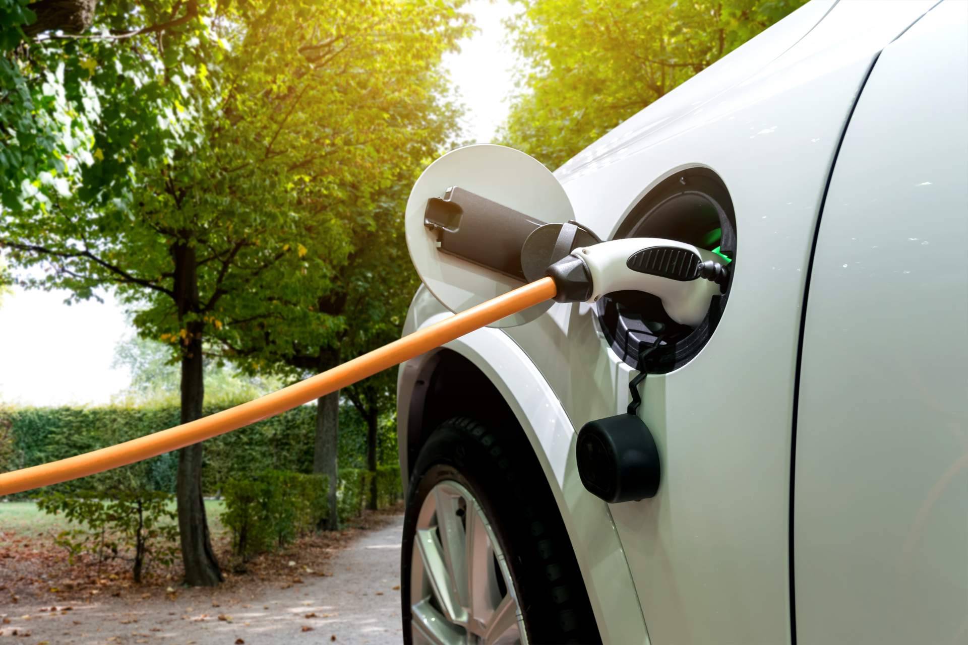 Reducir los niveles de contaminación del medioambiente con la ayuda de los coches híbridos