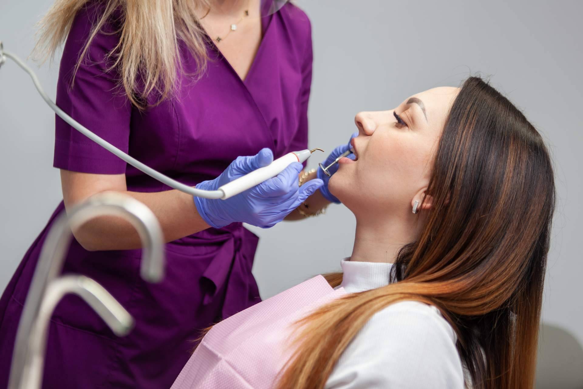 Doctores Dental ofrece una amplia variedad de tratamientos dentales en Madrid, bajo la dirección de la doctora María Rodríguez Rubio