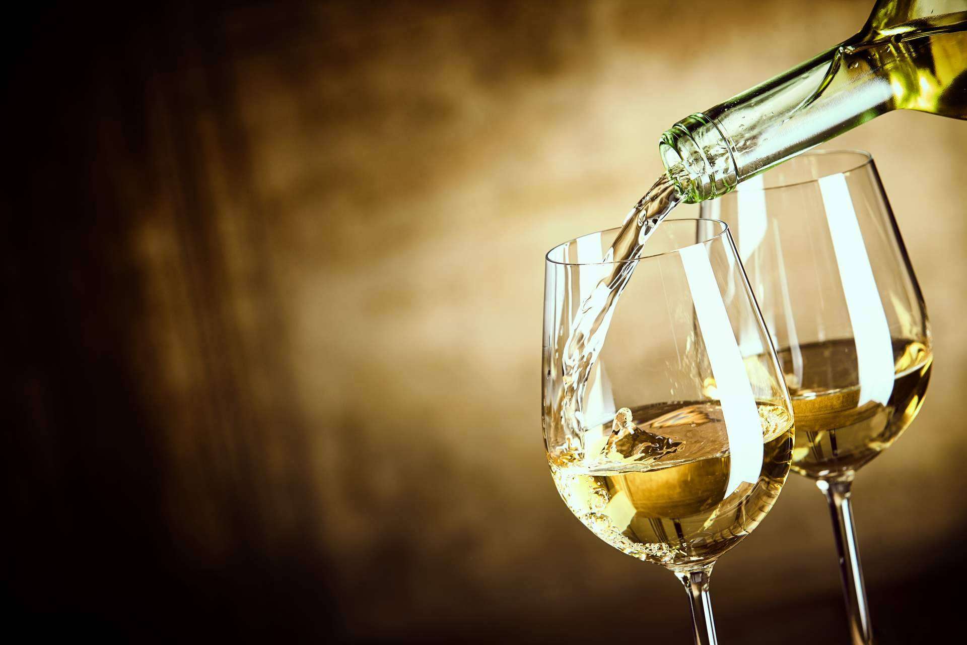 Los vinos blancos y rosados son perfectos para maridar los platos en primavera