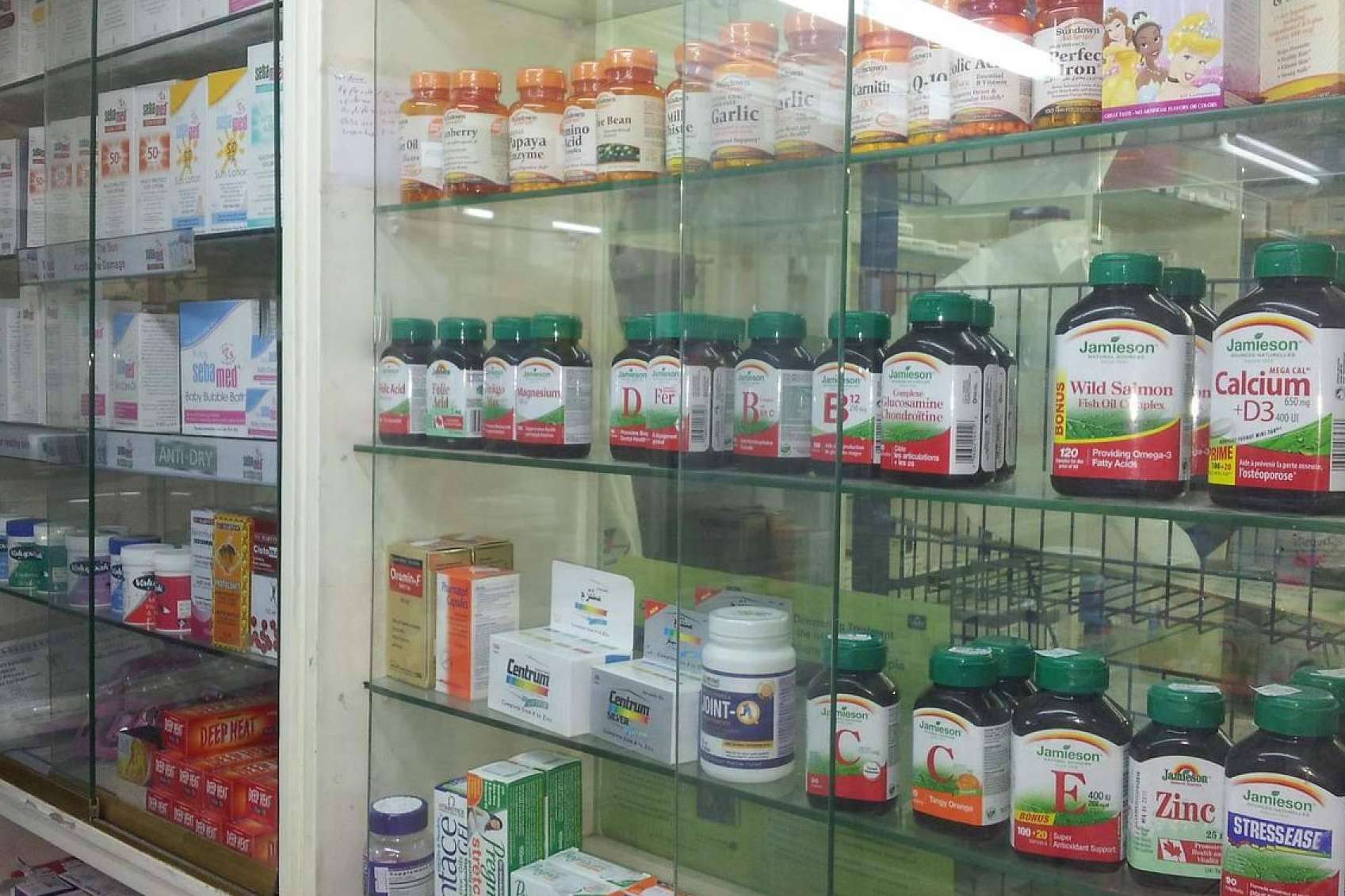 Listado de clínicas dentales y una amplia base de datos de farmacias en BancoDatos