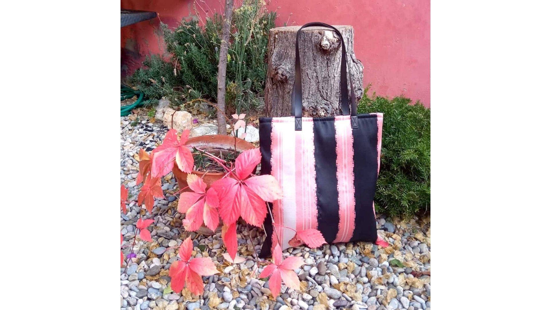 Inirt Atelier crea diseños exclusivos y elegantes de tote bags para complementar cualquier outfit