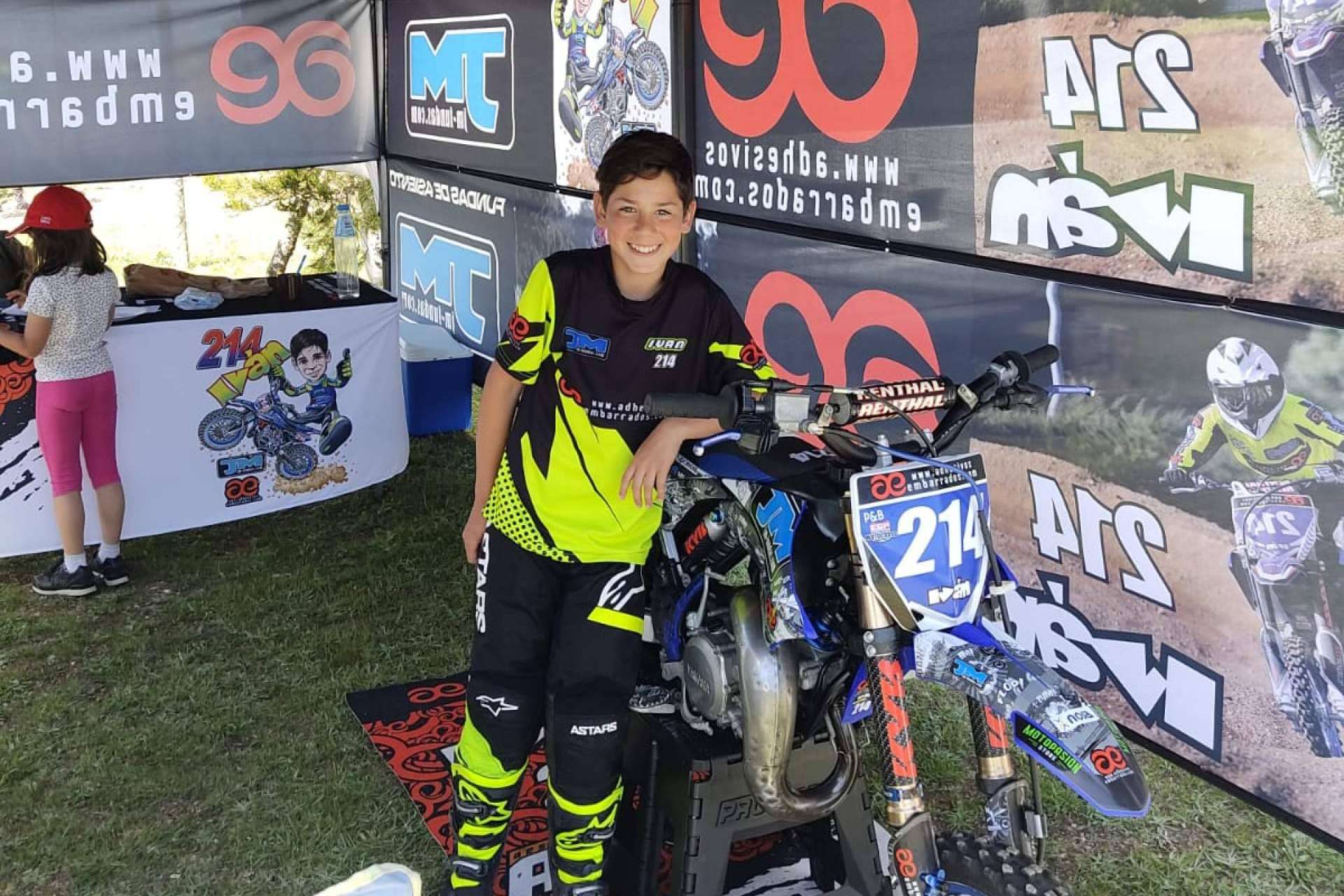 ADHESIVOSEMBARRADOS cuenta con ropa de motocross personalizada