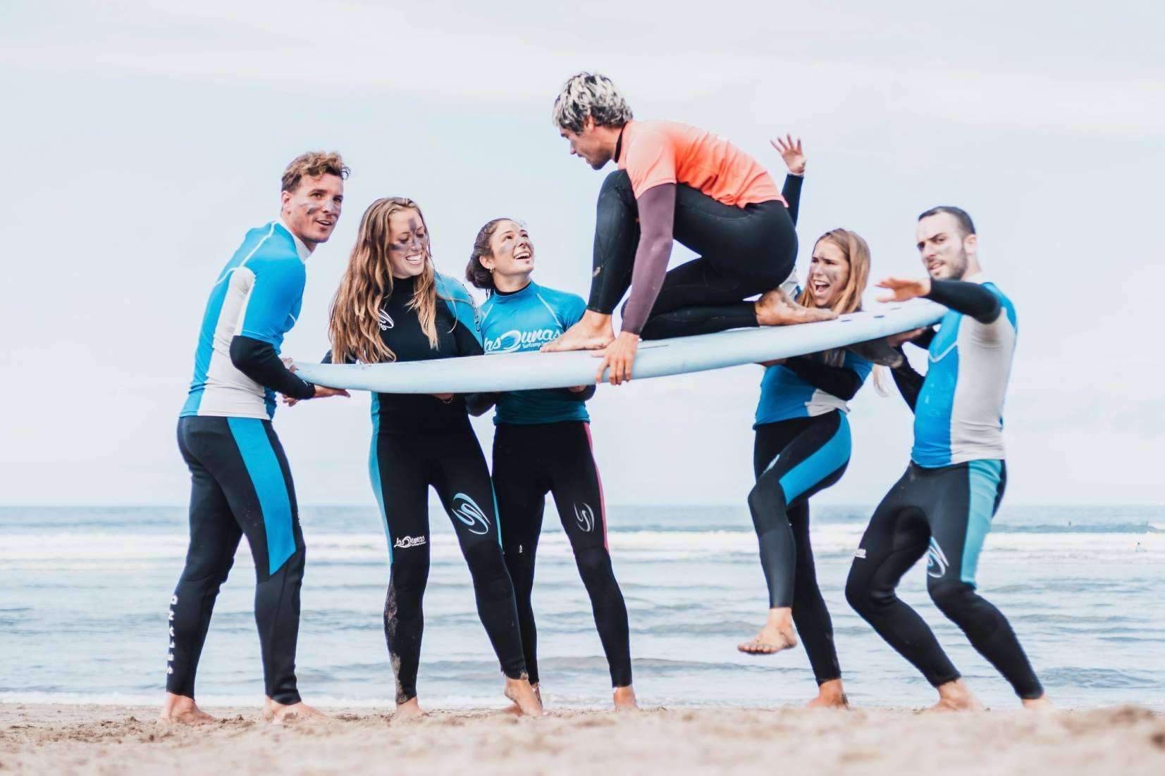 ¿Qué actividades ofrece Family Surfers - Las Dunas?, el surfcamp ubicado en Salinas