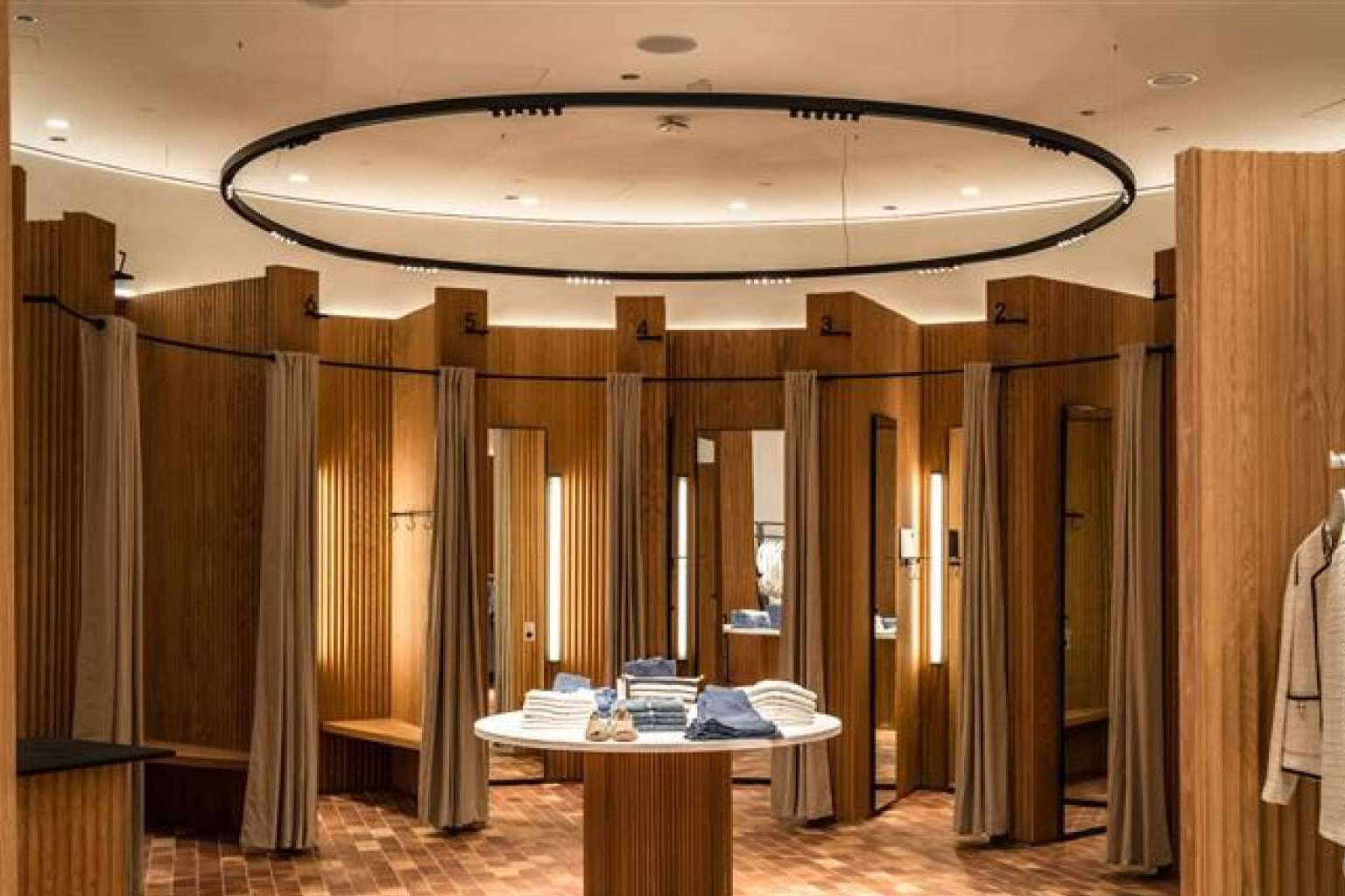 En la nueva flagship store de Mango en Berlín, Insolit ha dejado su huella