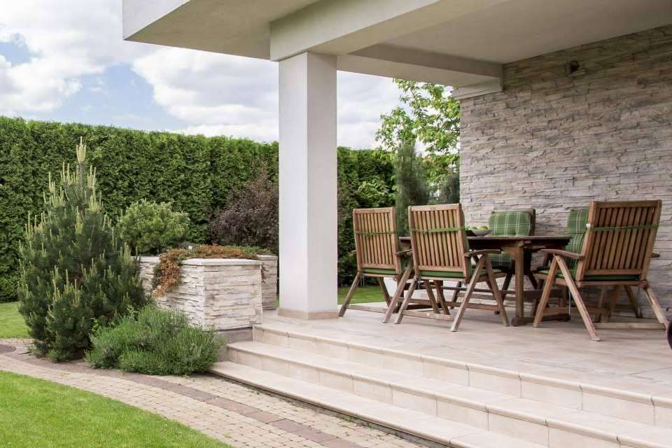 Muebles & House ofrece muebles de jardín y baño baratos por liquidación