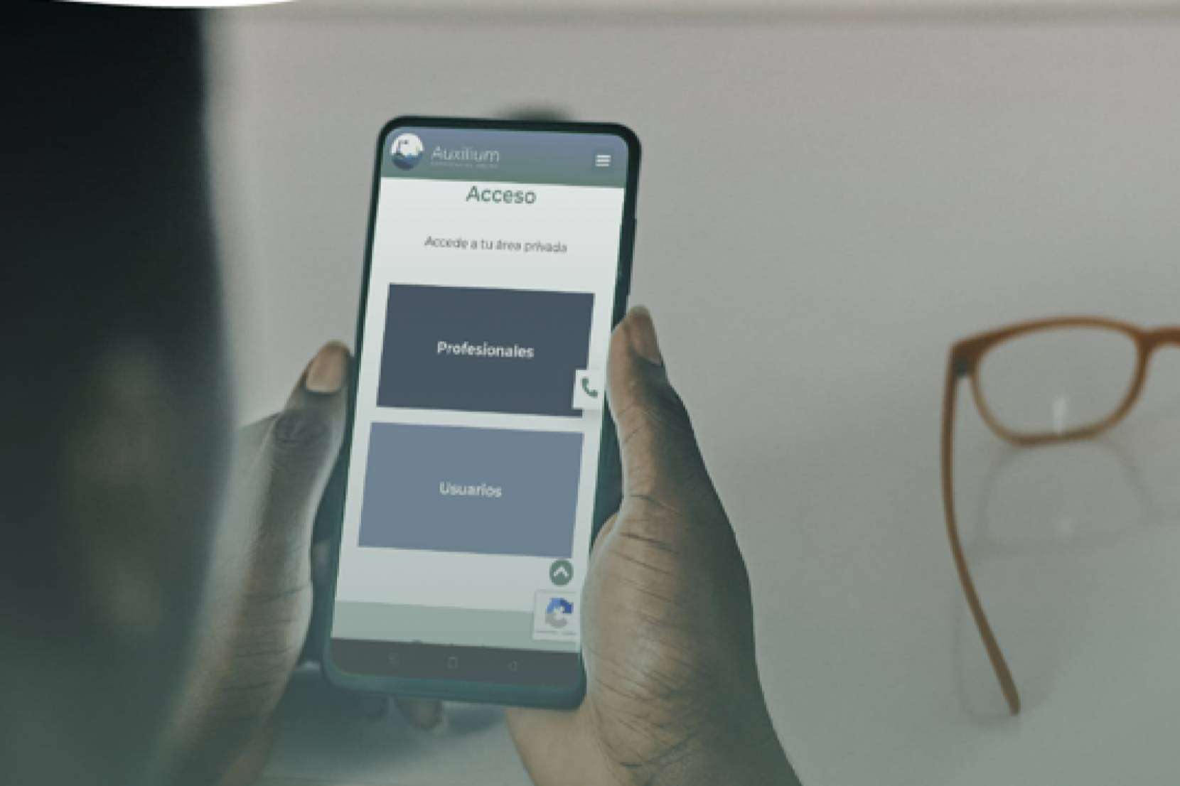 Auxilium da la posibilidad de contactar con un psicólogo de forma inmediata con su servicio de ayuda psicológica online