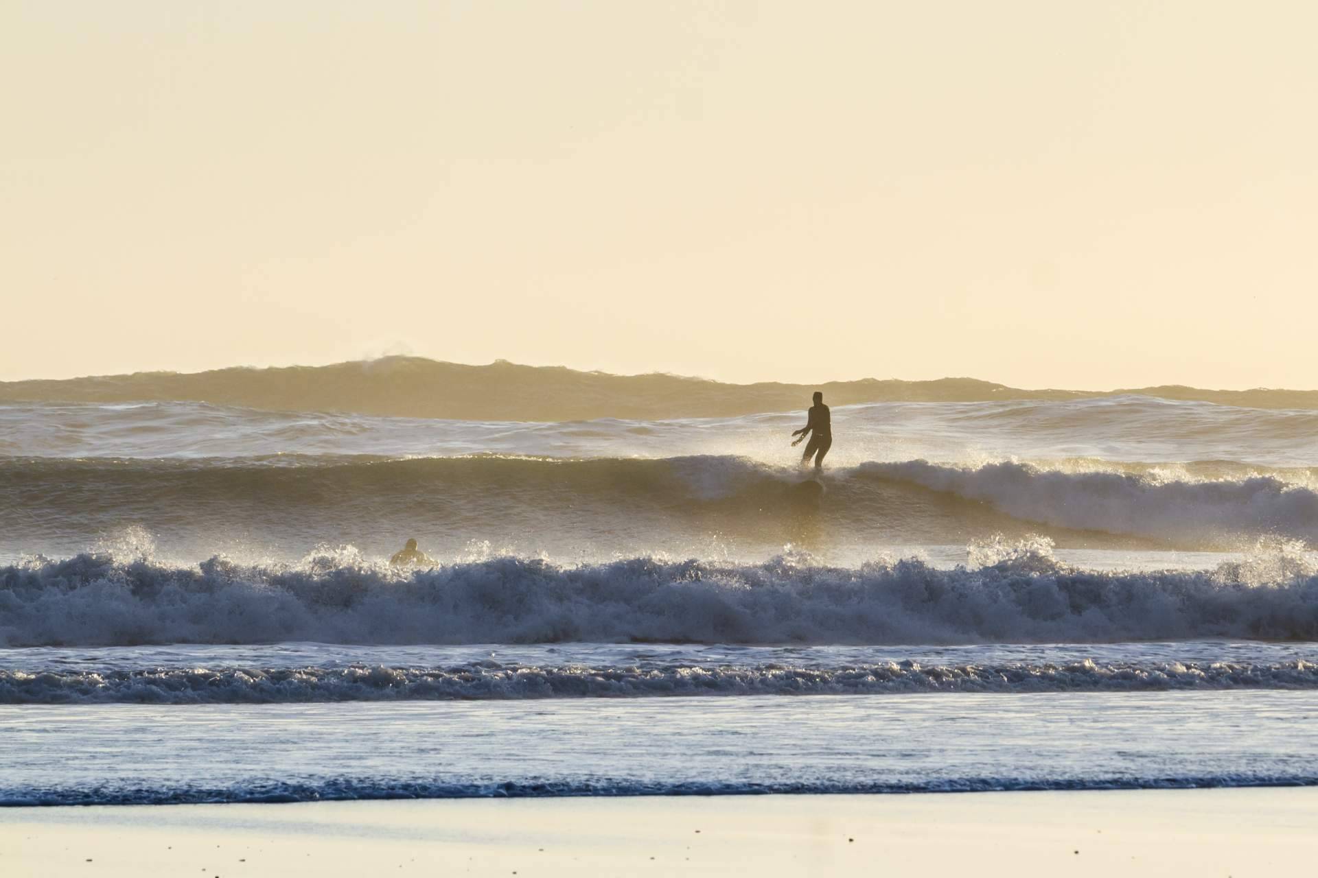 El campamento de surf ubicado en Cantabria Ajo Natura cuenta con más de 30 años de experiencia en la instrucción de este deporte