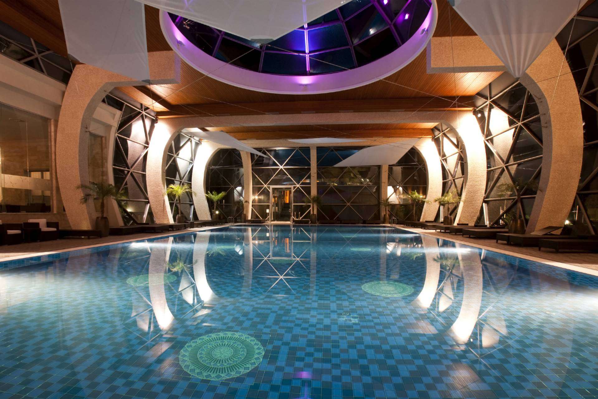 Warmpool aporta brillo y elegancia con los focos LED para piscina
