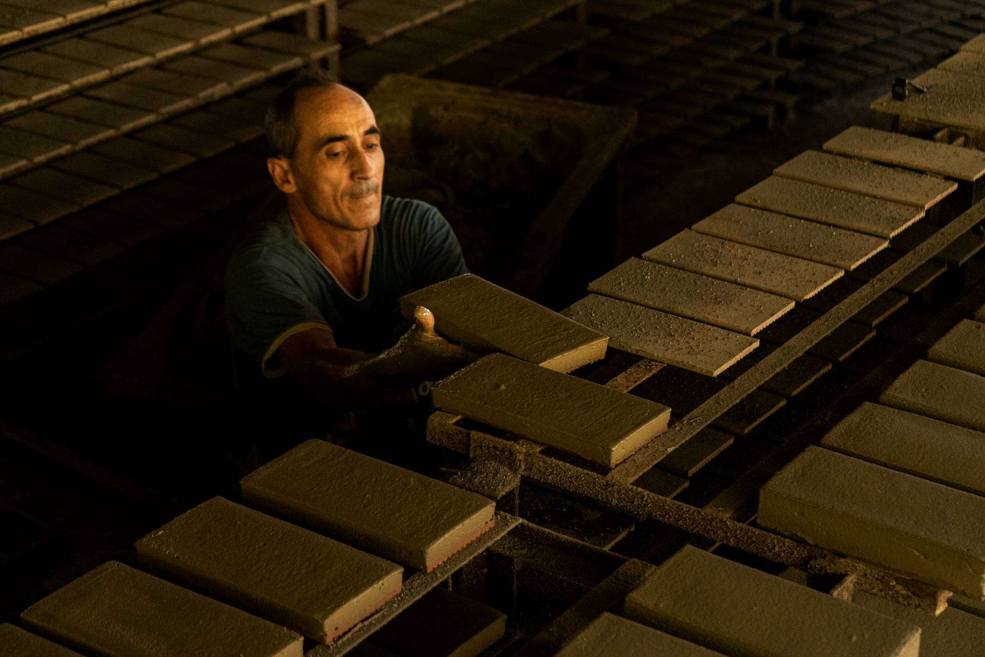 Los suelos de barro artesanales de Cerámicas Catalino