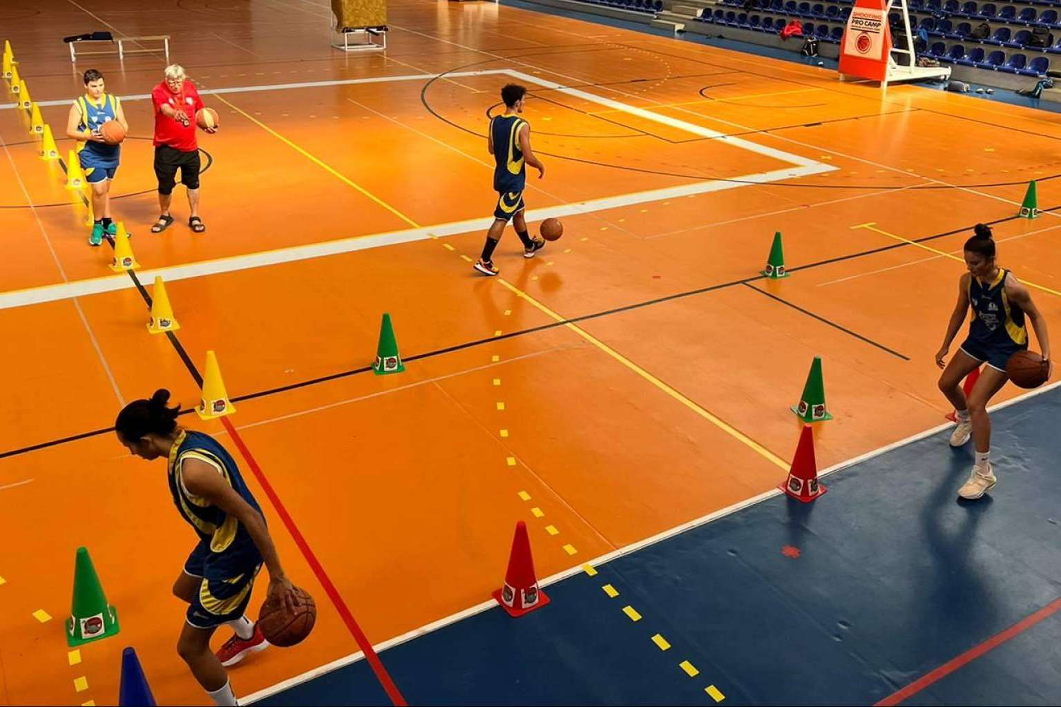 ¿Cuáles son los beneficios de entrar en el Campus Élite para practicar baloncesto?