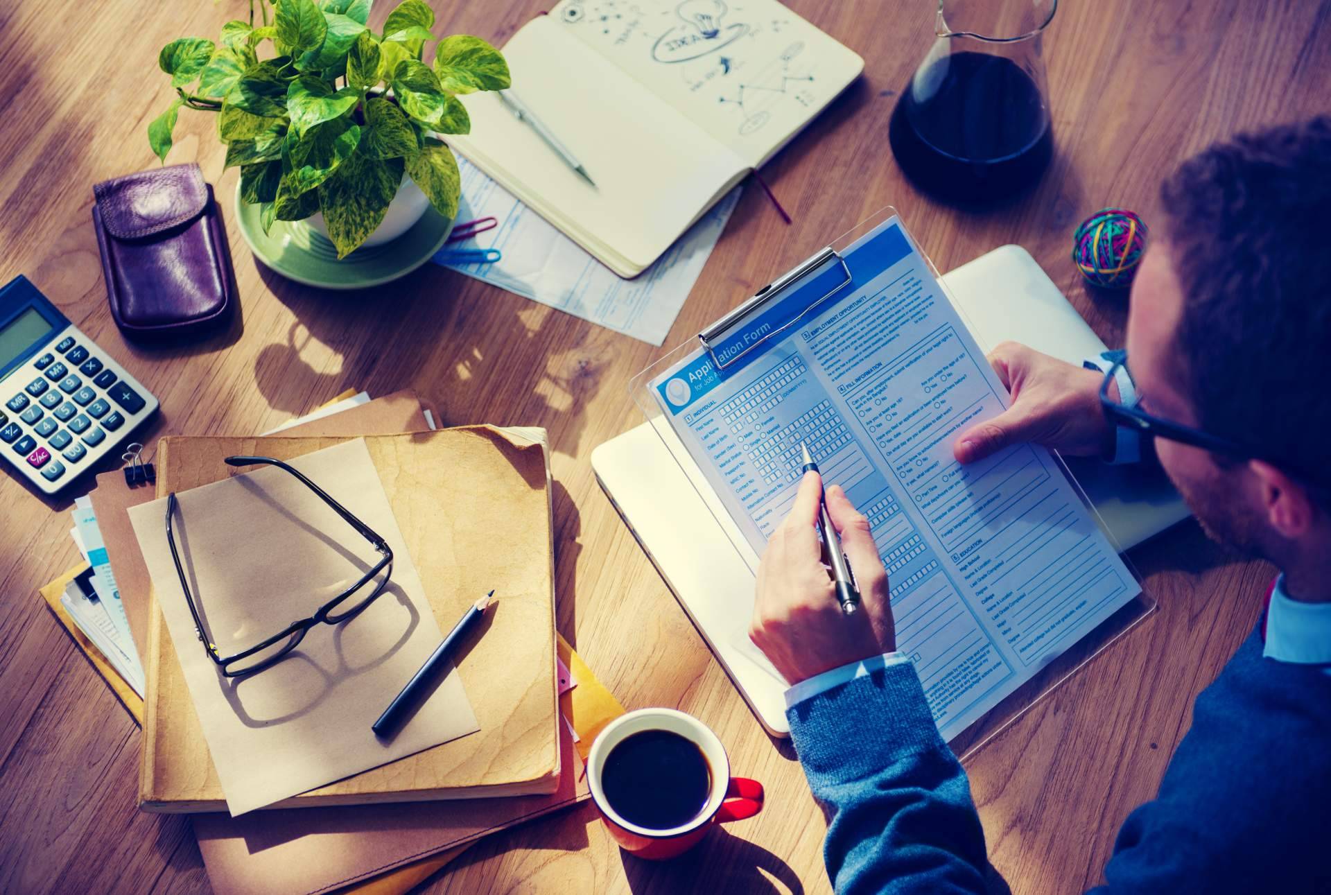 La calculadora gratuita de AsesoramientoIndependiente.es permite conocer el sueldo neto mensual mínimo necesario para vivir de una forma mínimamente digna en España