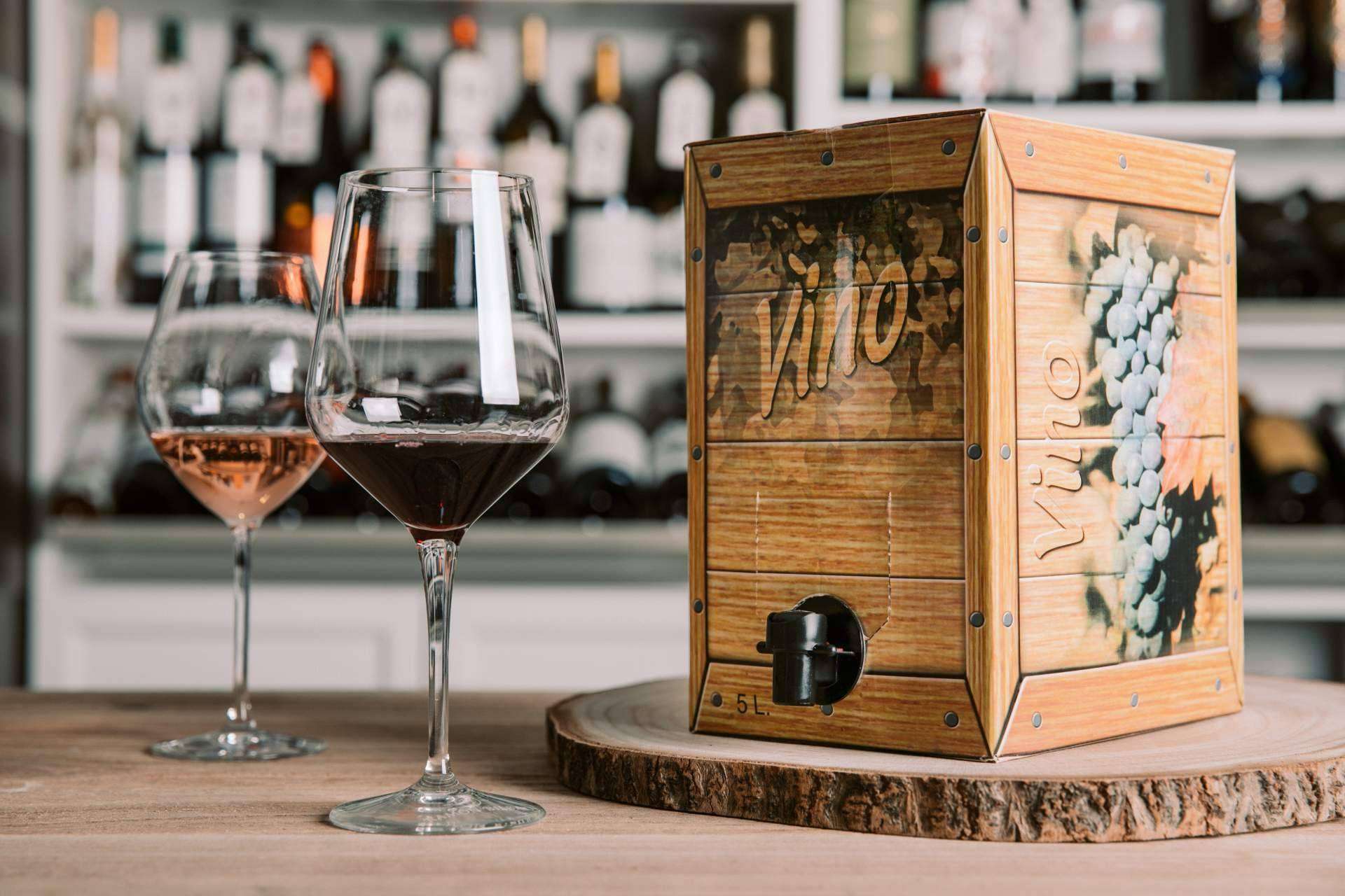Vinoenbox ofrece variedades del vino tinto en Bag in Box