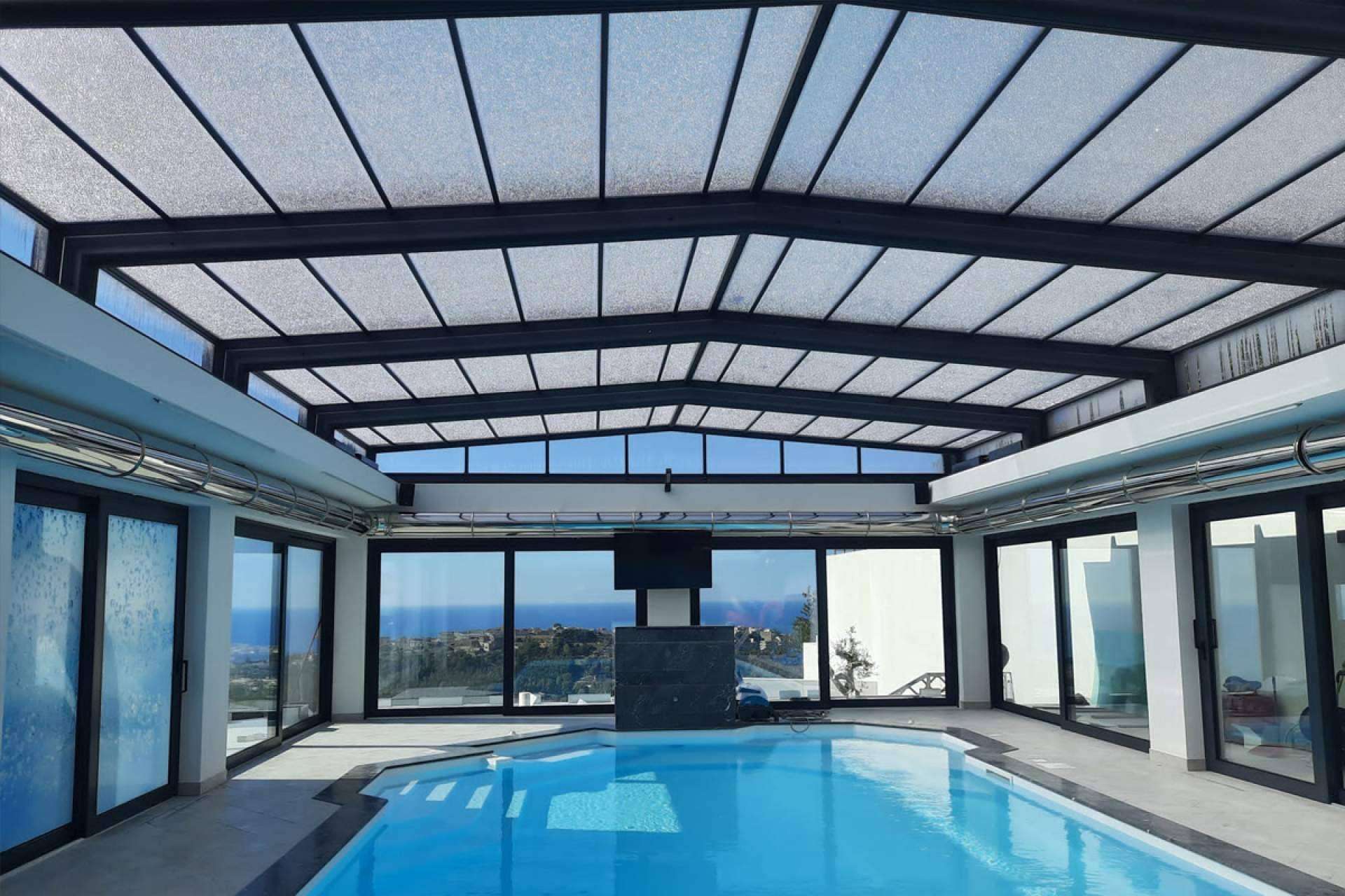 Techos fijos y móviles para el cuidado y mantenimiento de piscinas, con COVERTTO