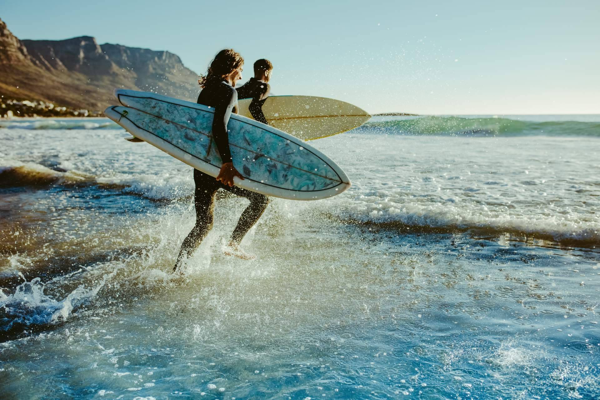 Practicar surf en Santoña con Watsay Surf School & Surf Camp