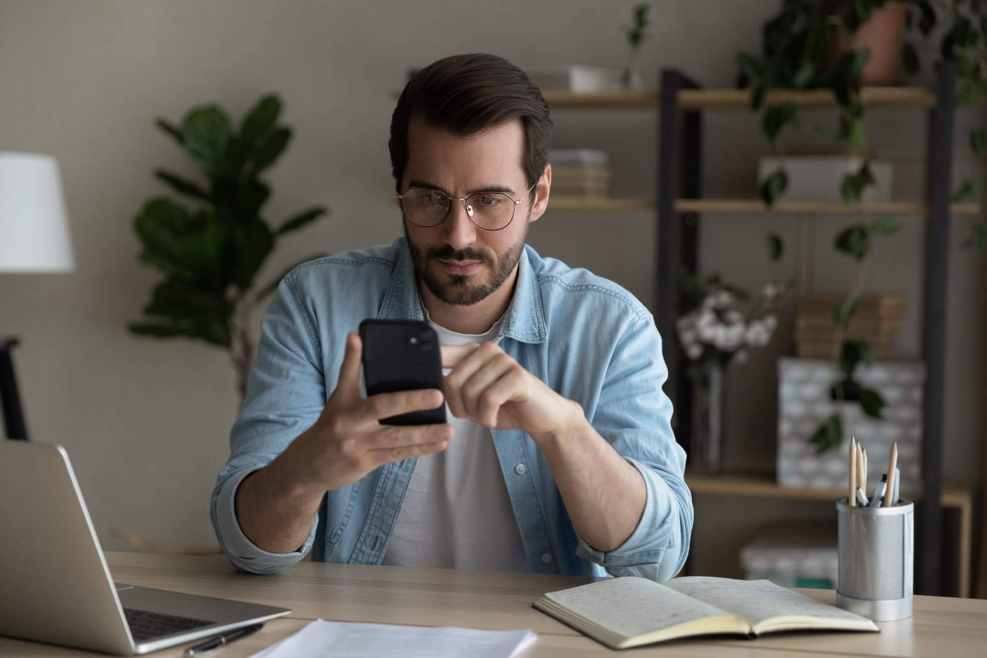 CEESA ofrece la posibilidad de fichar desde un smartphone a través de su app de control horario
