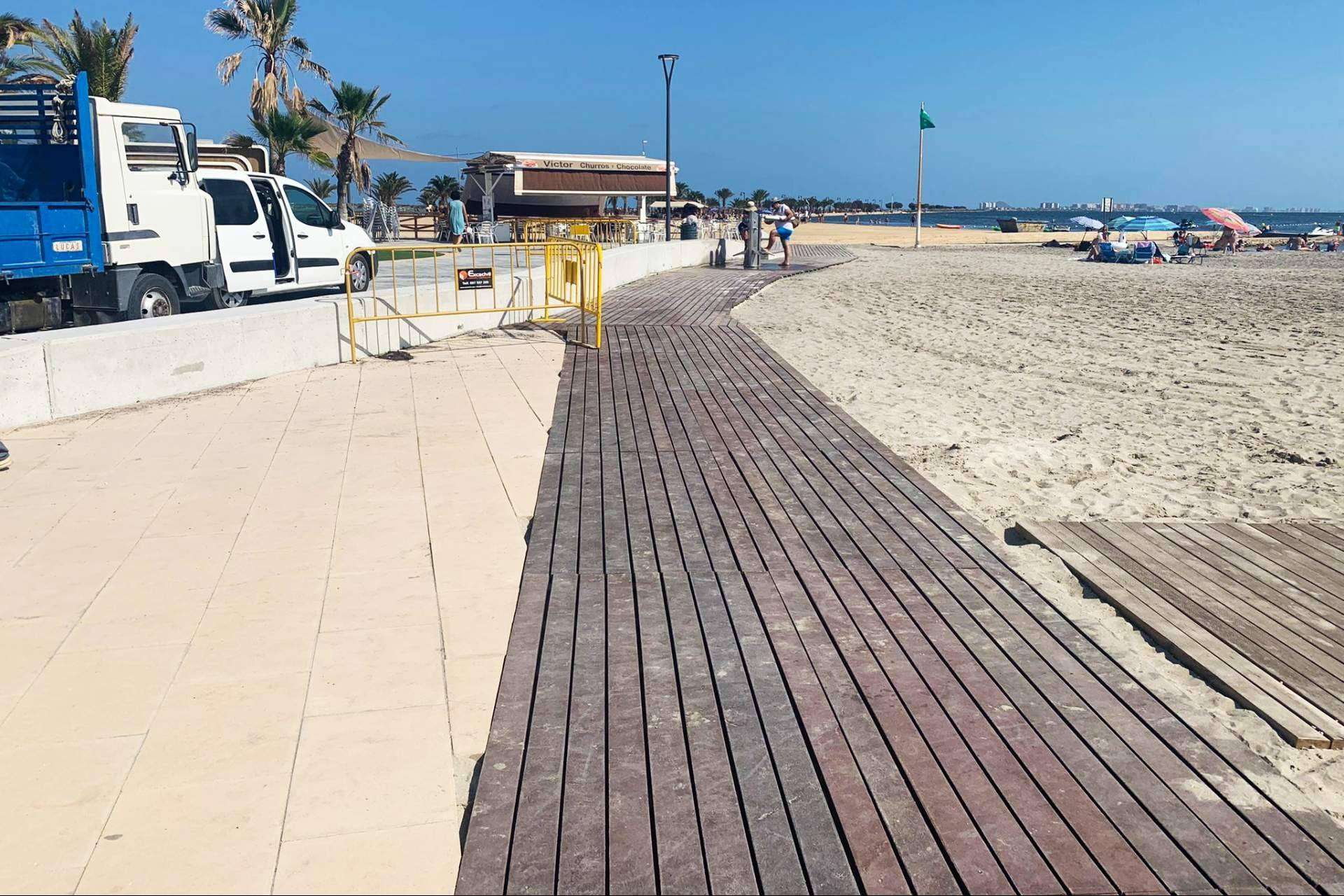 Las pasarelas hechas de plástico 100 % reciclado para las playas en verano