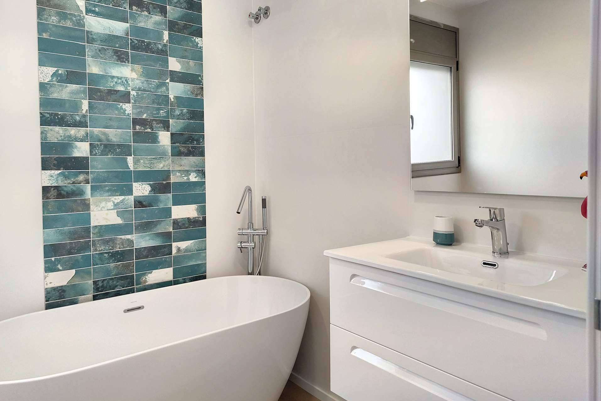 Aquí tu Reforma se encarga de renovar el baño para conseguir un espacio cómodo