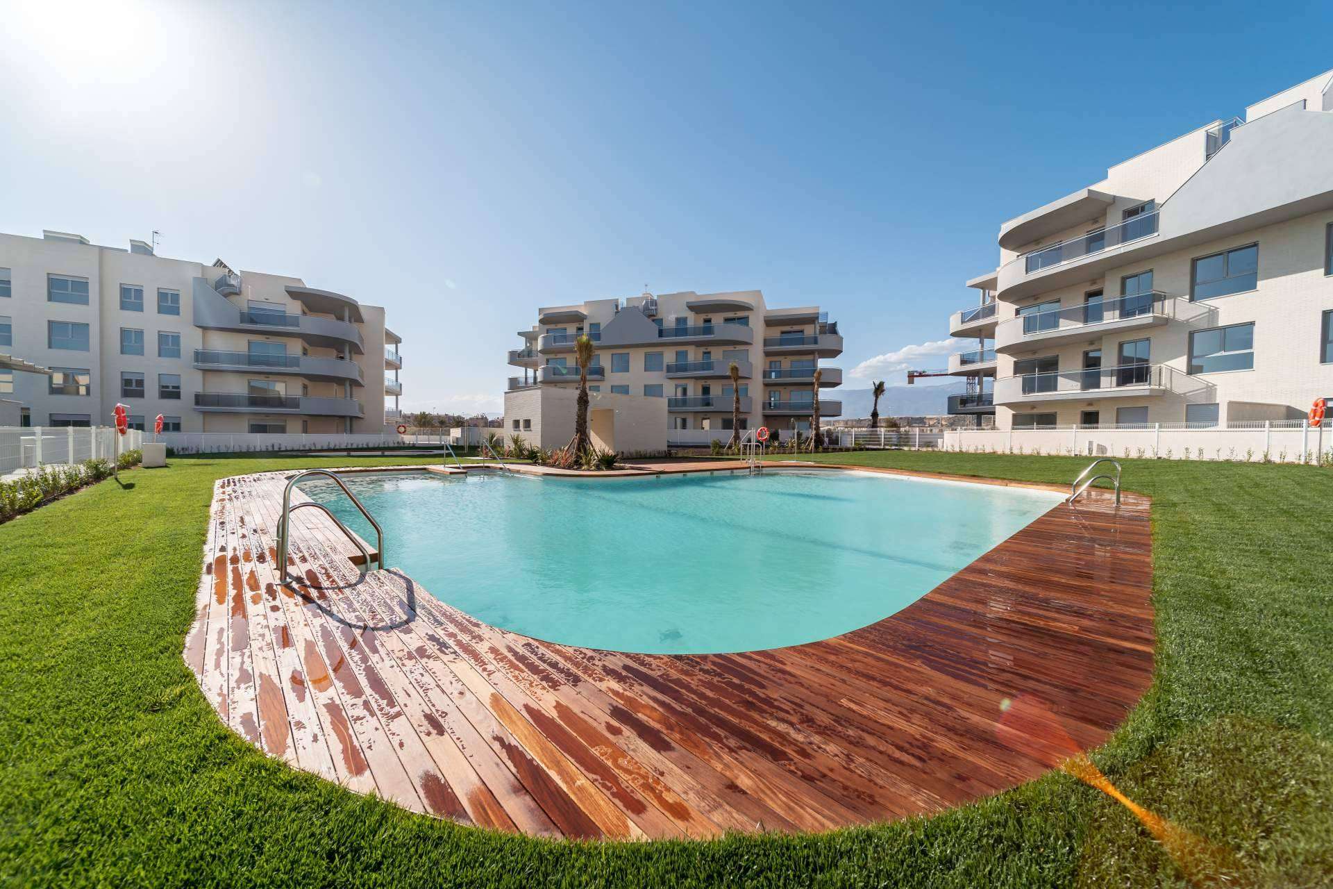 Almerimar, un lugar privilegiado de la Costa de Almería ofrece la opción de vivir frente al mar en un apartamento