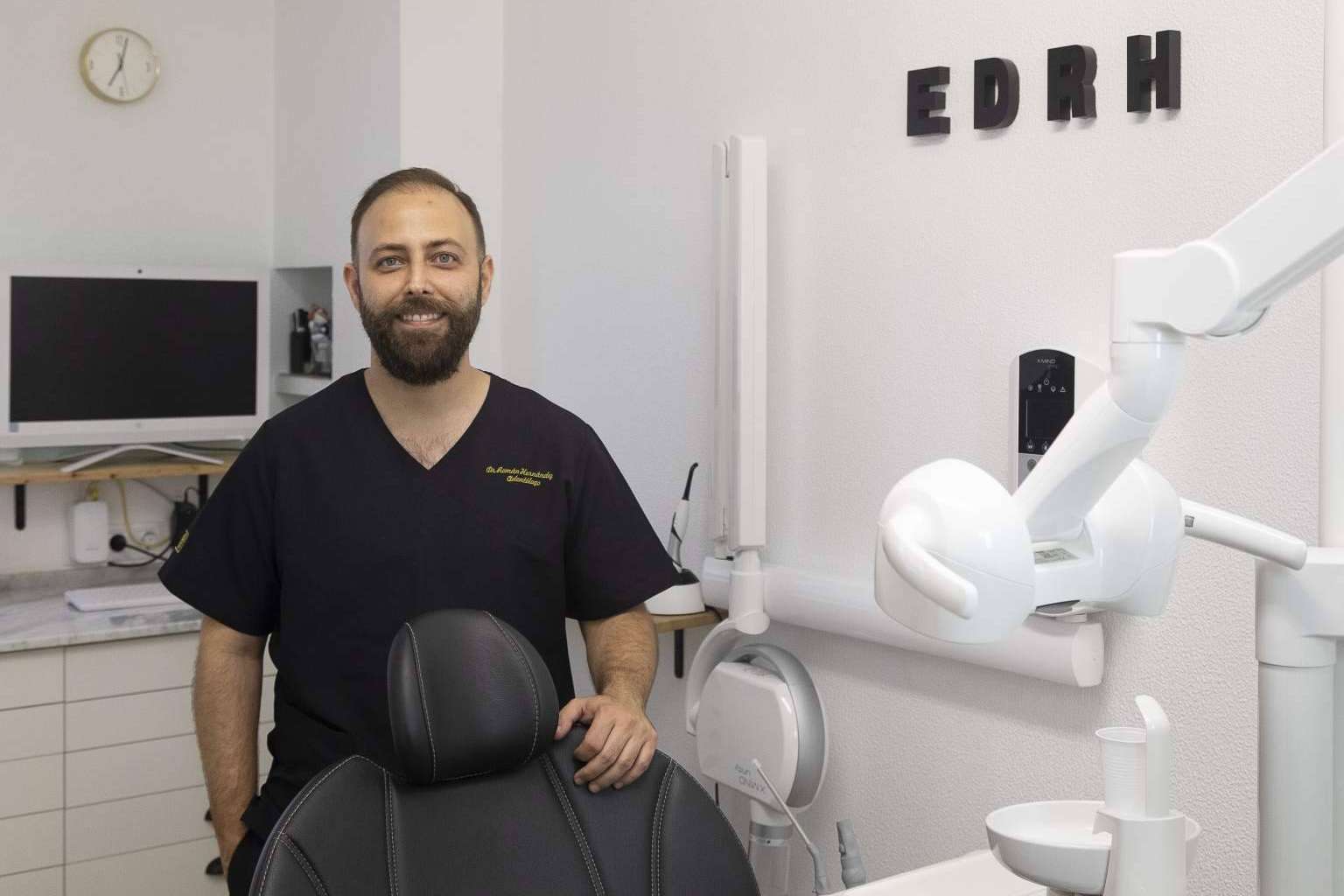 La clínica dental del Dr. Román Hernández ofrece implantes dentales para recuperar la funcionalidad de la boca