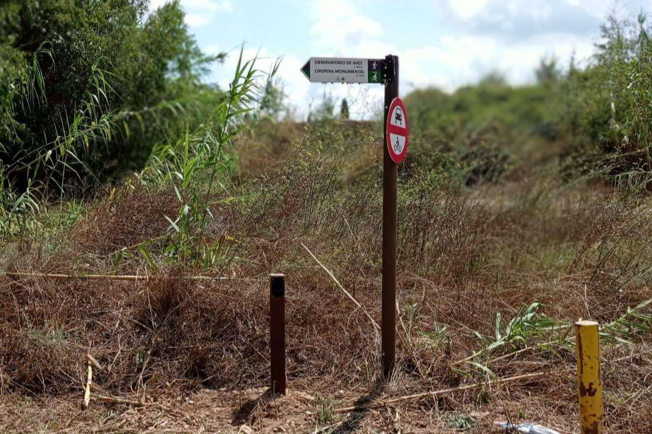 Abadecom ofrece balizas de plástico reciclado para el montaje y la habilitación de senderos rurales