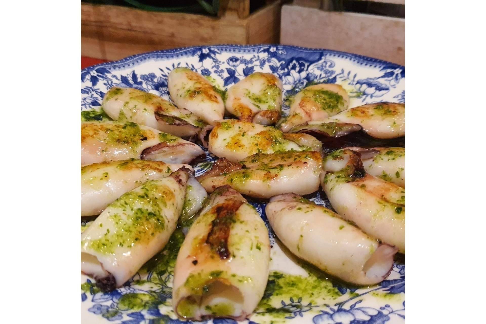 Degustar comida casera y tradicional en el restaurante de El Cabañal, La Taberna Casera