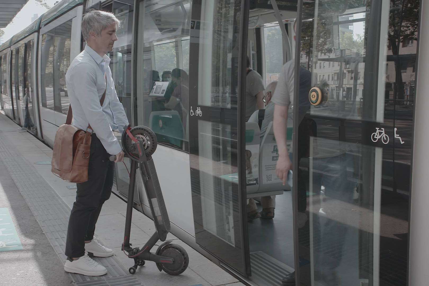 El soporte de Techmotion Electronics para patinete eléctrico facilita su transporte en el transporte público