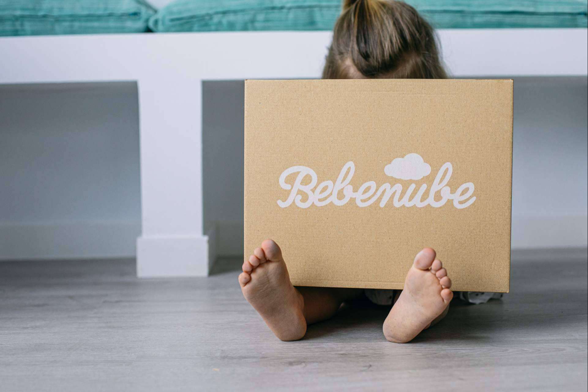 Bebenube, un servicio de suscripción para padres y madres que mensualmente envía una caja con productos para bebés